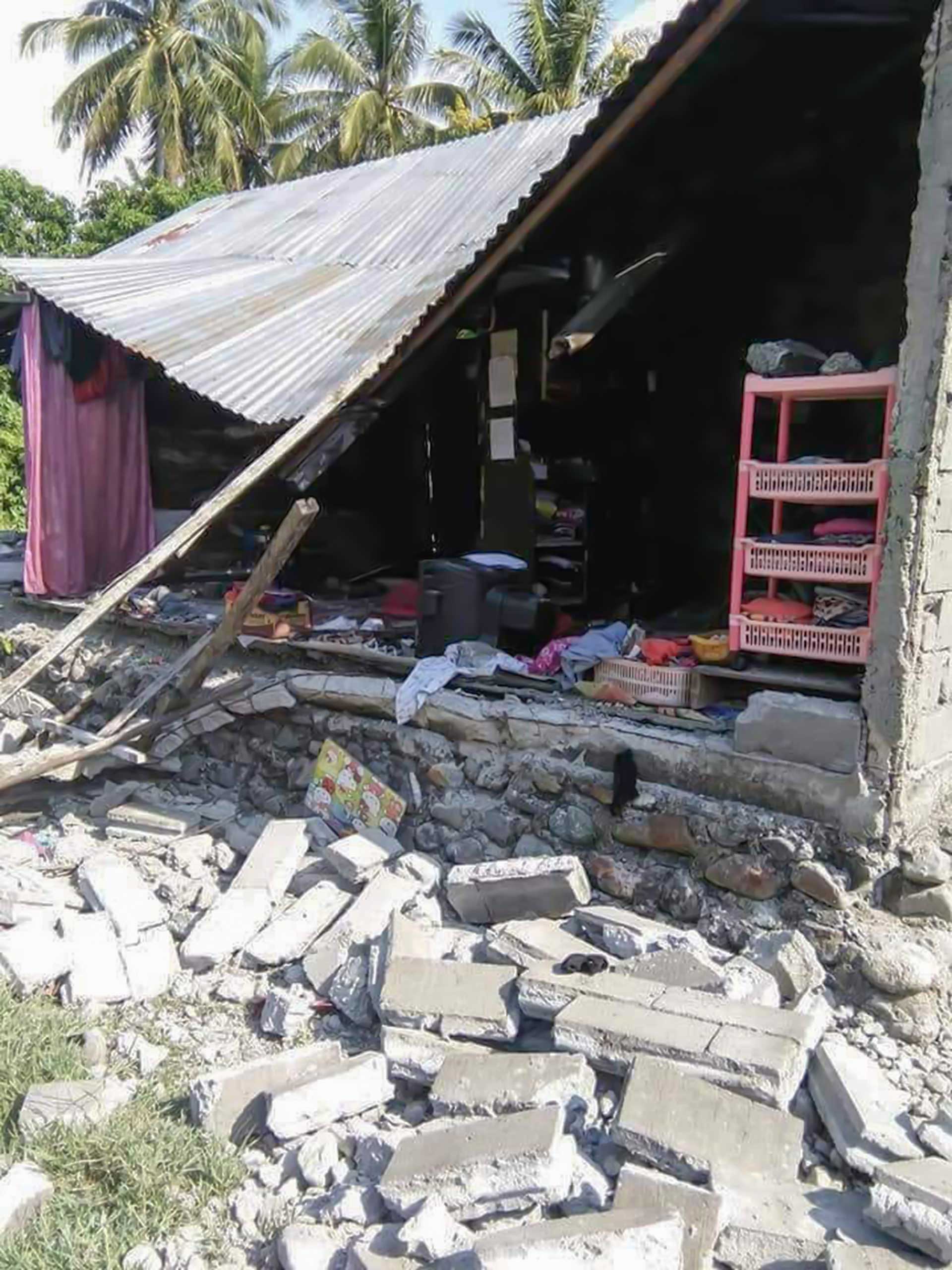 Tras el sismo se provocó un tsunami que llegó a dos ciudades (AFP)