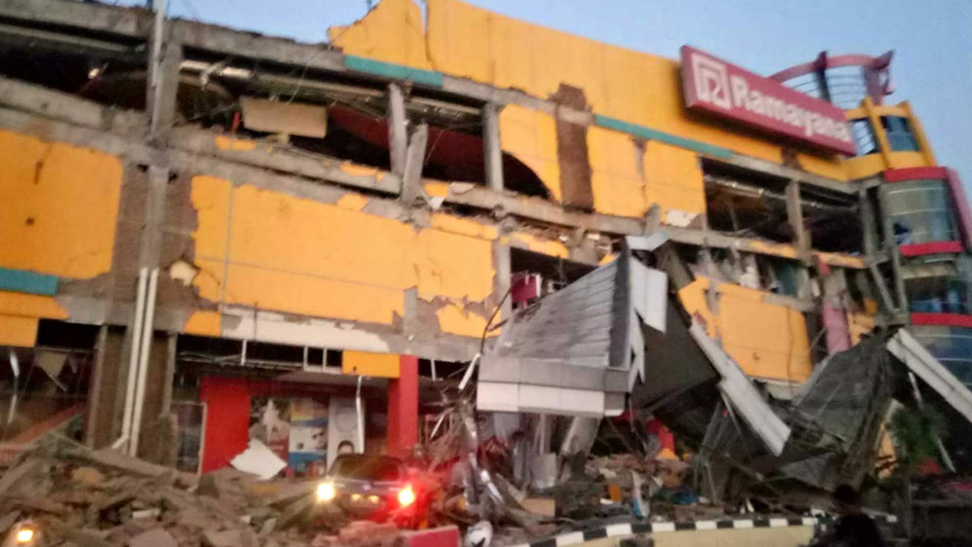 El terremoto de este viernes dejó edificios destruidos (Reuters)