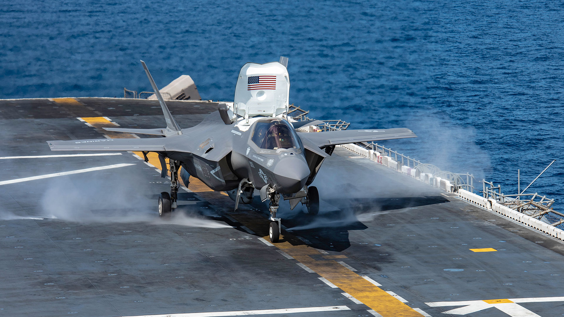Un F-35 despegando desde un portaaviones (AFP)