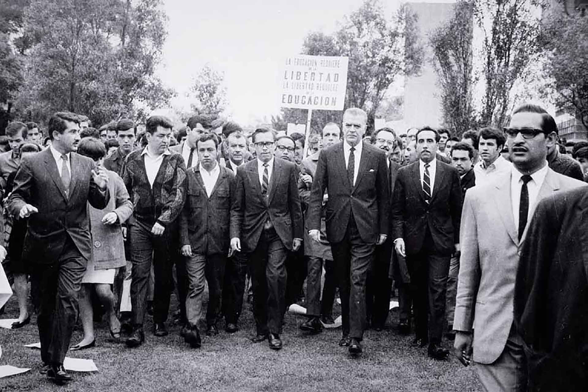 El rector Barros Sierra encabezando una de las protestas