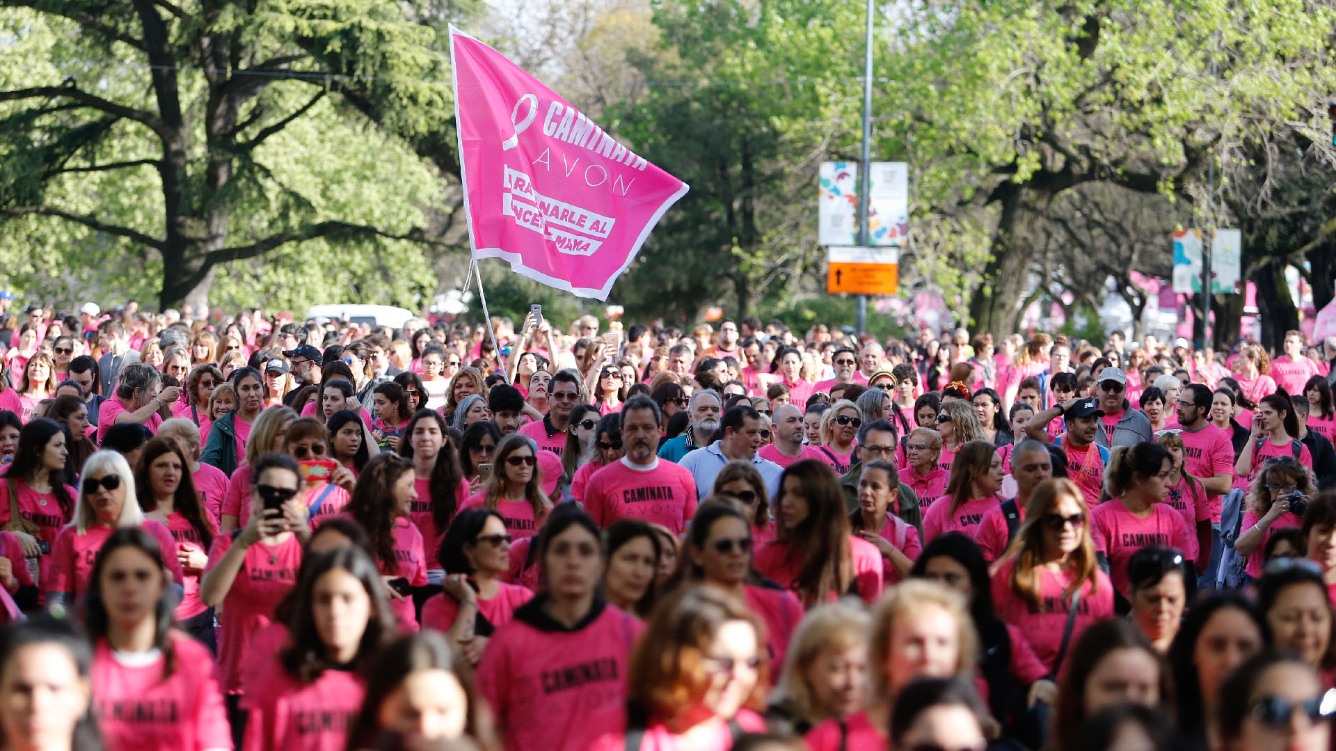 La caminata inició a las 8:30. Desde entonces, las remeras rosas invadieron el barrio de Palermo, rodeando el Rosedal y pasando por el Hipódromo