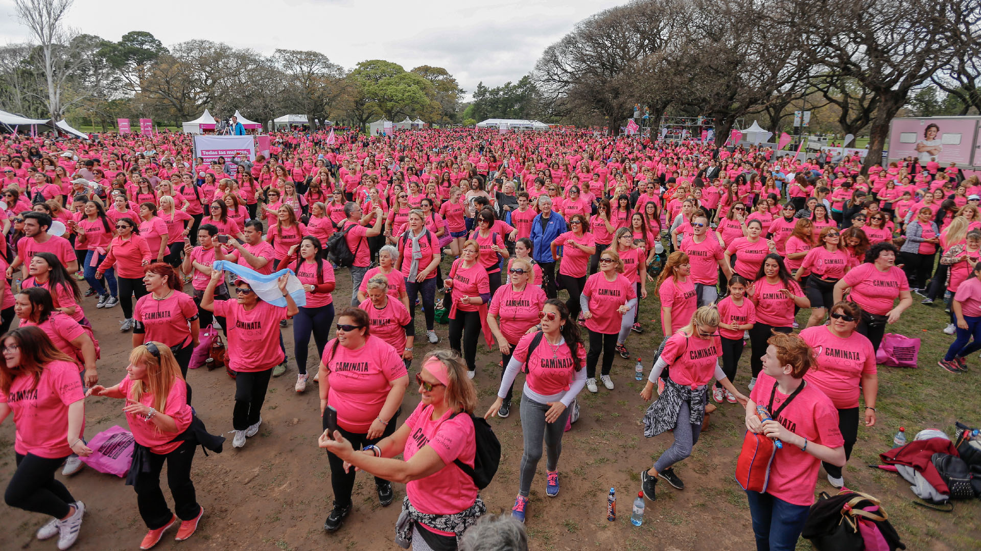 El evento solidario contó con el show en vivo de la joven cantante Camilú, quien interpretó todos sus temas y algunos covers que hicieron bailar a los presentes