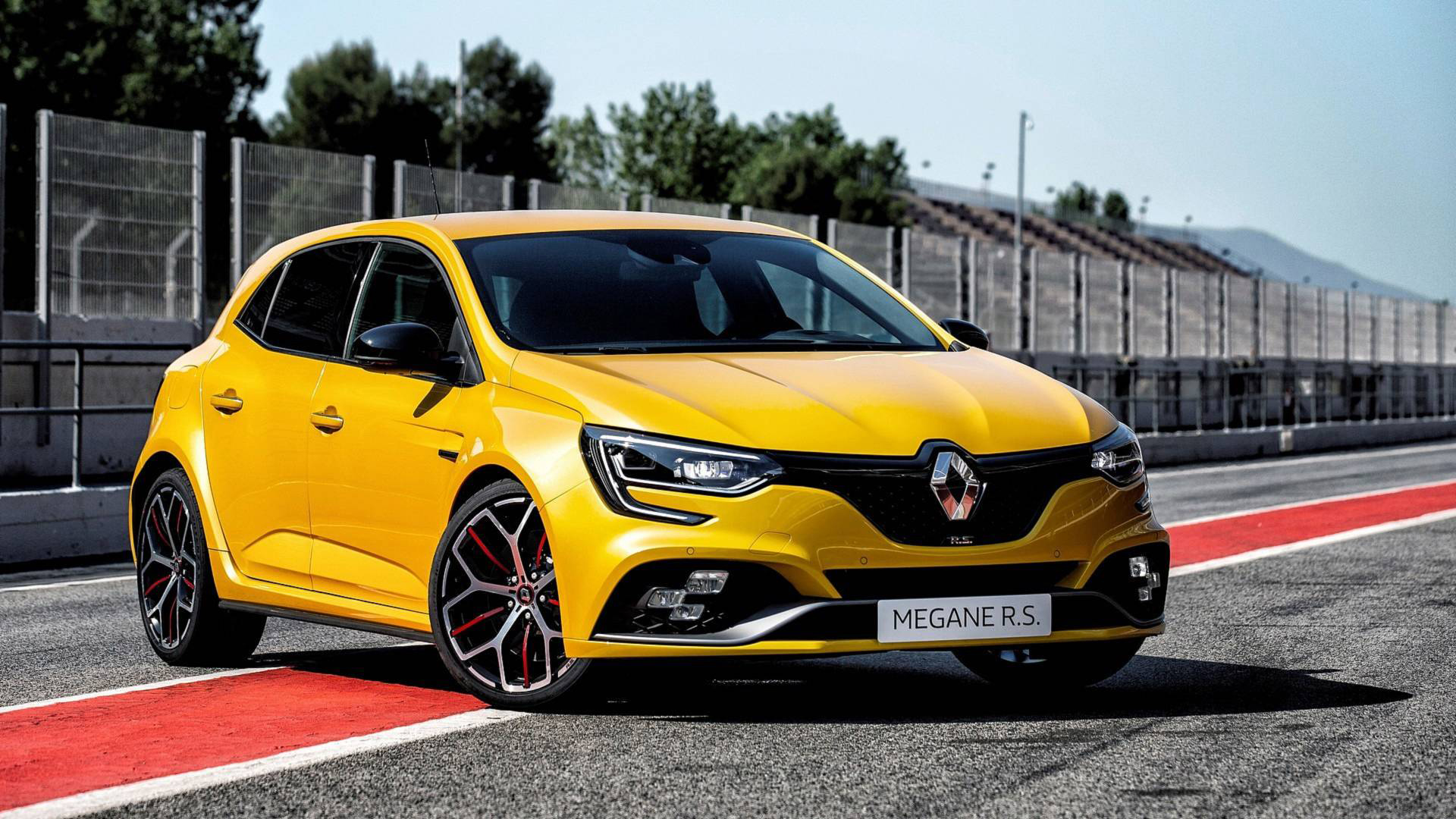 El motor 1.8 litros turboalimentado de cuatro cilindros ya se esconde dentro del capot del Mégane R.S, pero en esta edición su potencia asciende a 300 CV