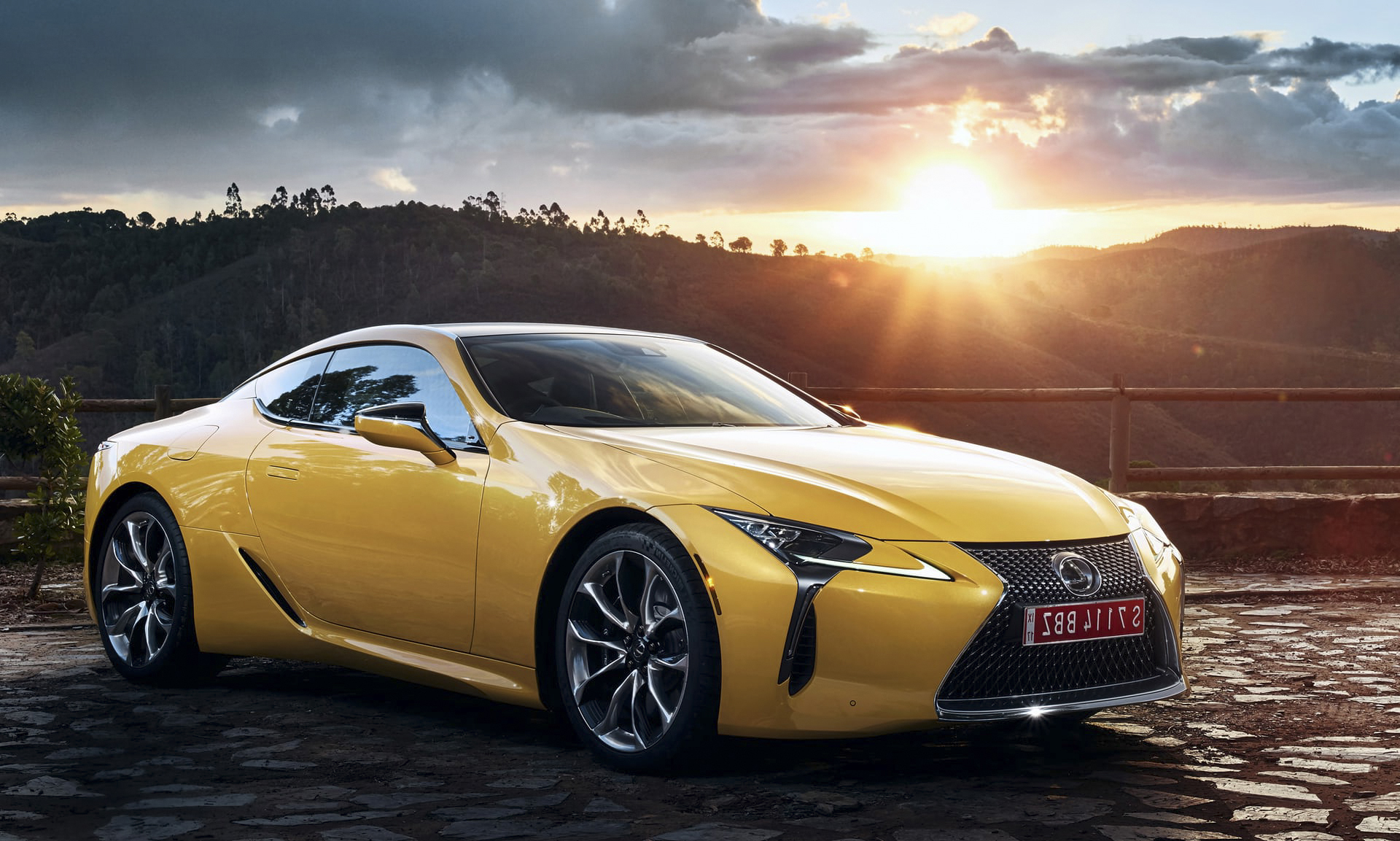 Uno de los modelos más vistosos del Salón de París: el Lexus LC 500h Yellow Edition