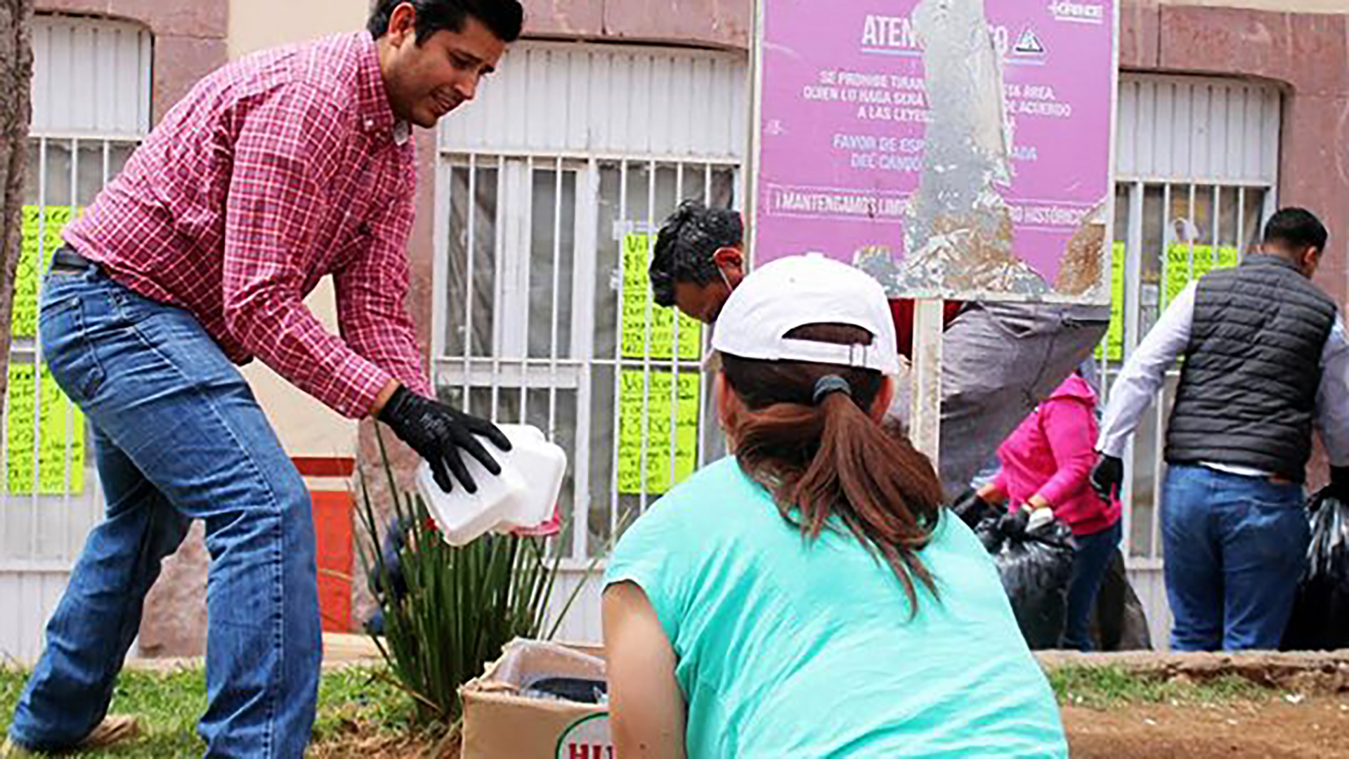 El alcalde de Guadalupe, Zacatecas, recogió basura de su municipio por el paro de los trabajadores de limpia.