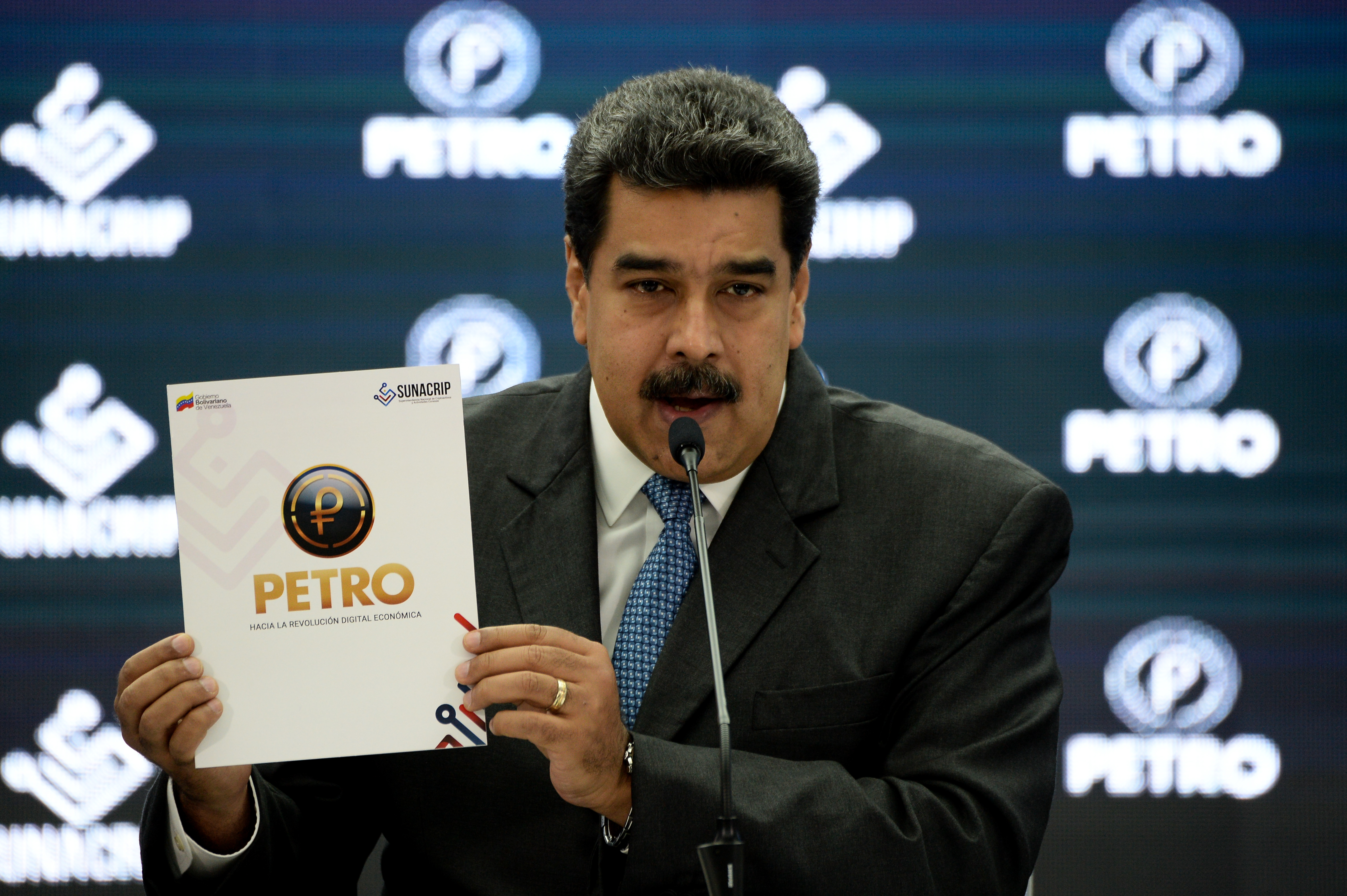 Maduro intentó financiar su régimen con una criptomoneda, frente a la profunda devaluación del Bolívar (AFP PHOTO / Federico PARRA)