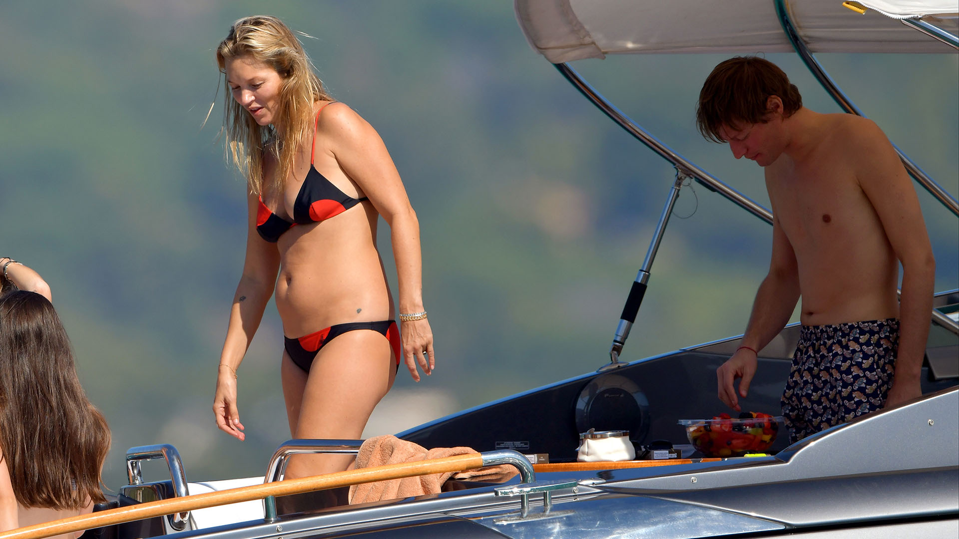 Kate Moss disfrutó de una vacaciones con su novio Nikolai Von Bismarck y su Lila Grace en St Tropez (The Grosby Group)