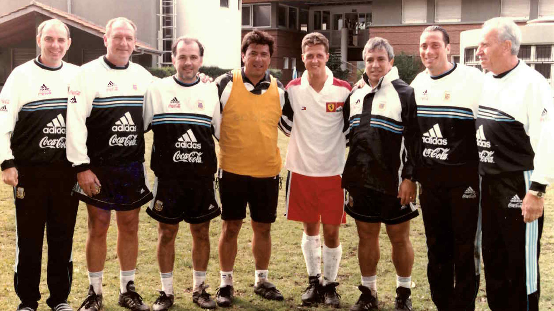 De izquierda a derecha: Luis Seveso (traumatólogo), Ricardo Pizzarotti (preparador físico), Alejandro Sabella (ayudante de campo), Daniel Passarella (entrenador), Michael Schumacher, Américo Gallego (ayudante de campo), Hernán Arsenian (kinesiólogo) y Ángel Castro (kinesiólogo)
