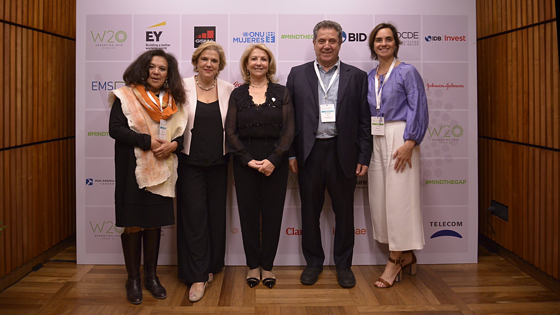 Magda Choque Vilca, de la Universidad Nacional de Jujuy; la periodista Pilar Rahola, la presidente del W20, Susana Balbo; Joan Melé, de Banca Ética; y Juliana Bonetto, directora Ejecutiva del W20