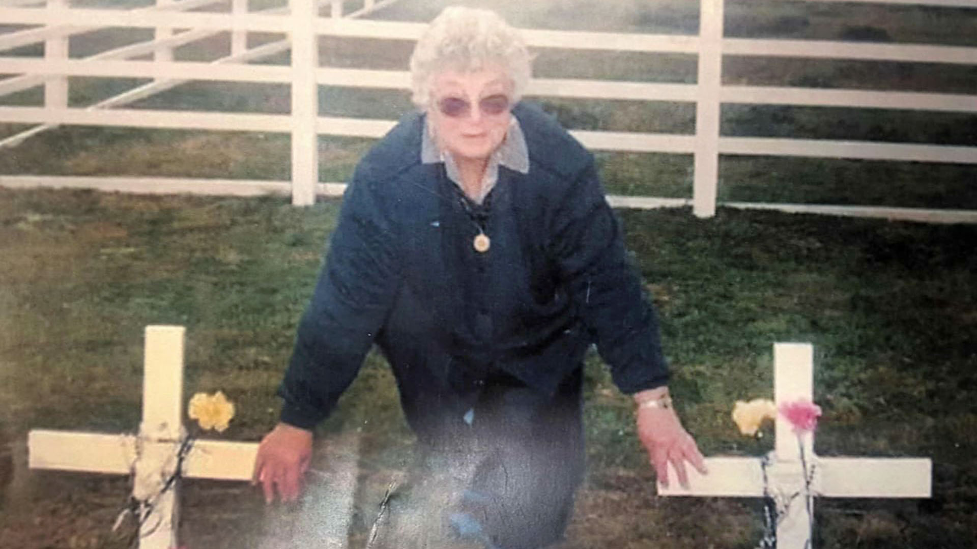 La madre del soldado Márquez, Elda Gazzo, durante su viaje a Darwin en 1998. Ella está junto a la tumba donde finalmente fueron reconocidos los restos de su hijo