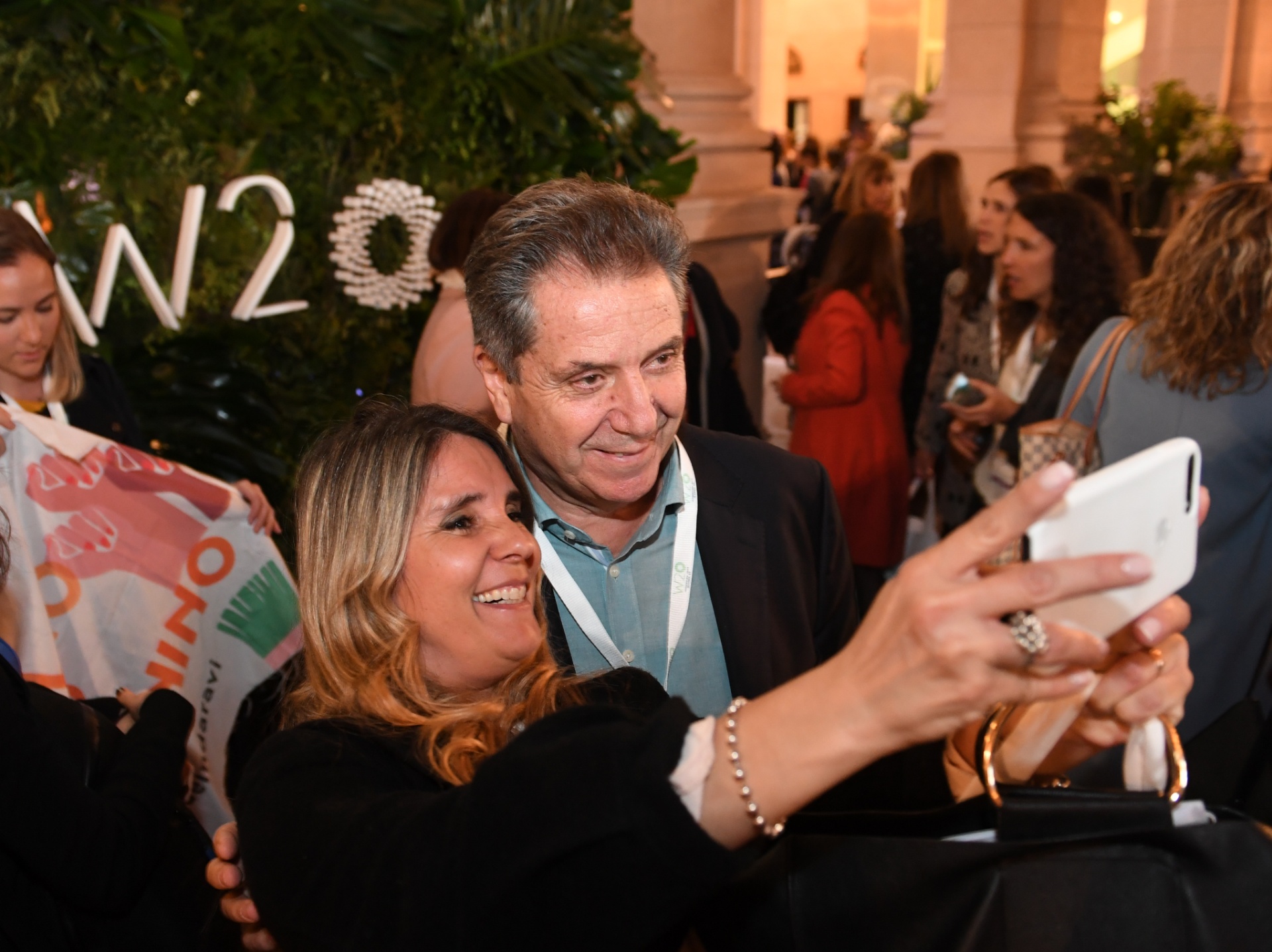 Una delegada del W20 con Joan Melé, de la Banca Ética