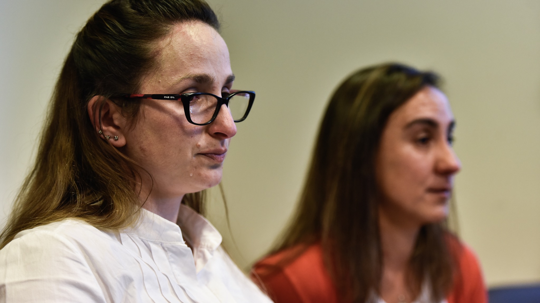 Victoria y Lorna se emocionaron al recordar la lucha de su abuela por encontrar a su hijo muerto en la guerra (Adrián Escandar)