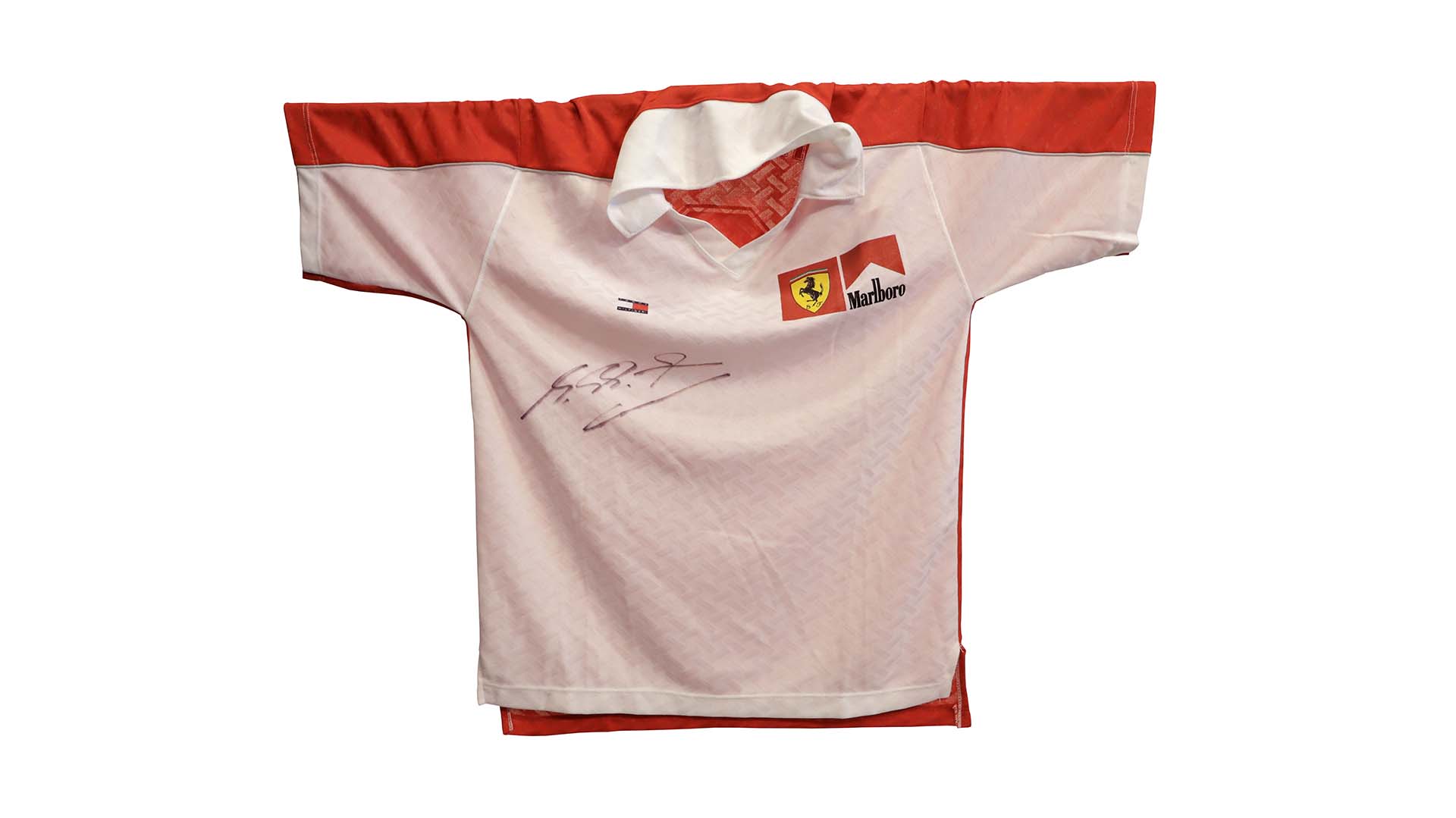 Las remeras autografiadas que Schumacher obsequió a los jugadores (Lihueel Althabe)