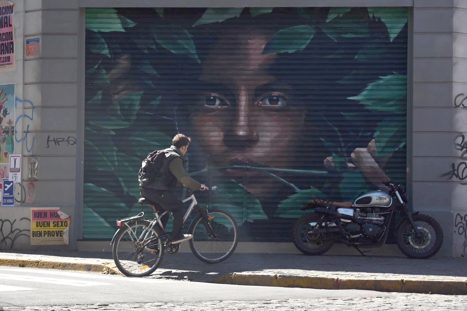 Todas las calles de Palermo tienen en sus paredes y persianas dibujos, murales, graffitis y afiches de artistas plásticos y callejeros con frases inspiradoras y dibujos que revolucionan en las redes sociales por la originalidad
