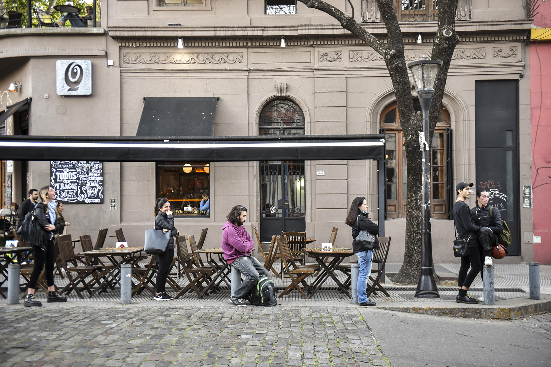 Costa Rica y Armenia. Calles empedradas y esquinas con bares y restaurantes. Paradas de colectivo que pasan por el barrio de Palermo Soho
