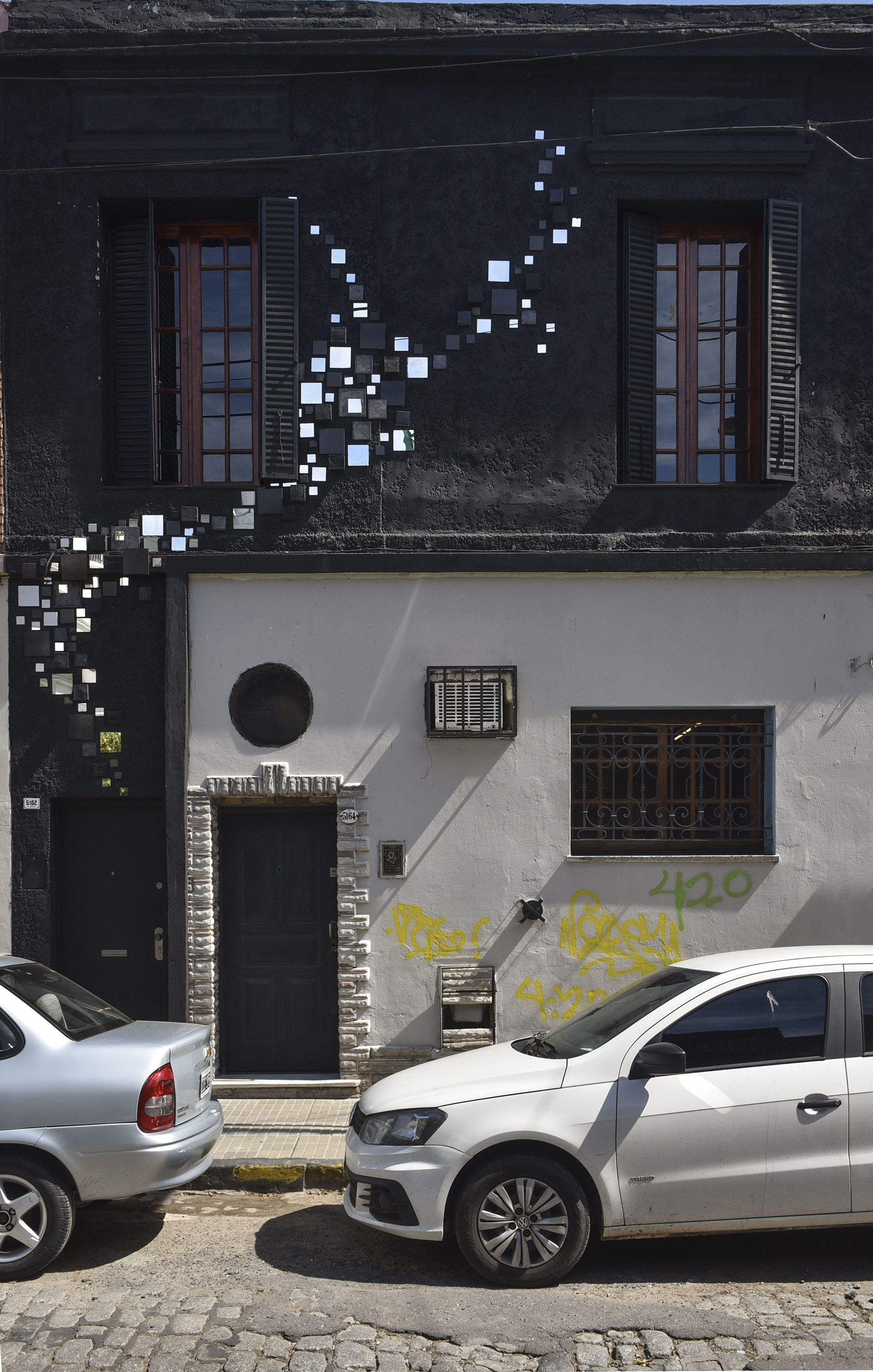 Espejos, piedras y cerámicas. Las fachadas de las casas se animan a una deco “palermitana”