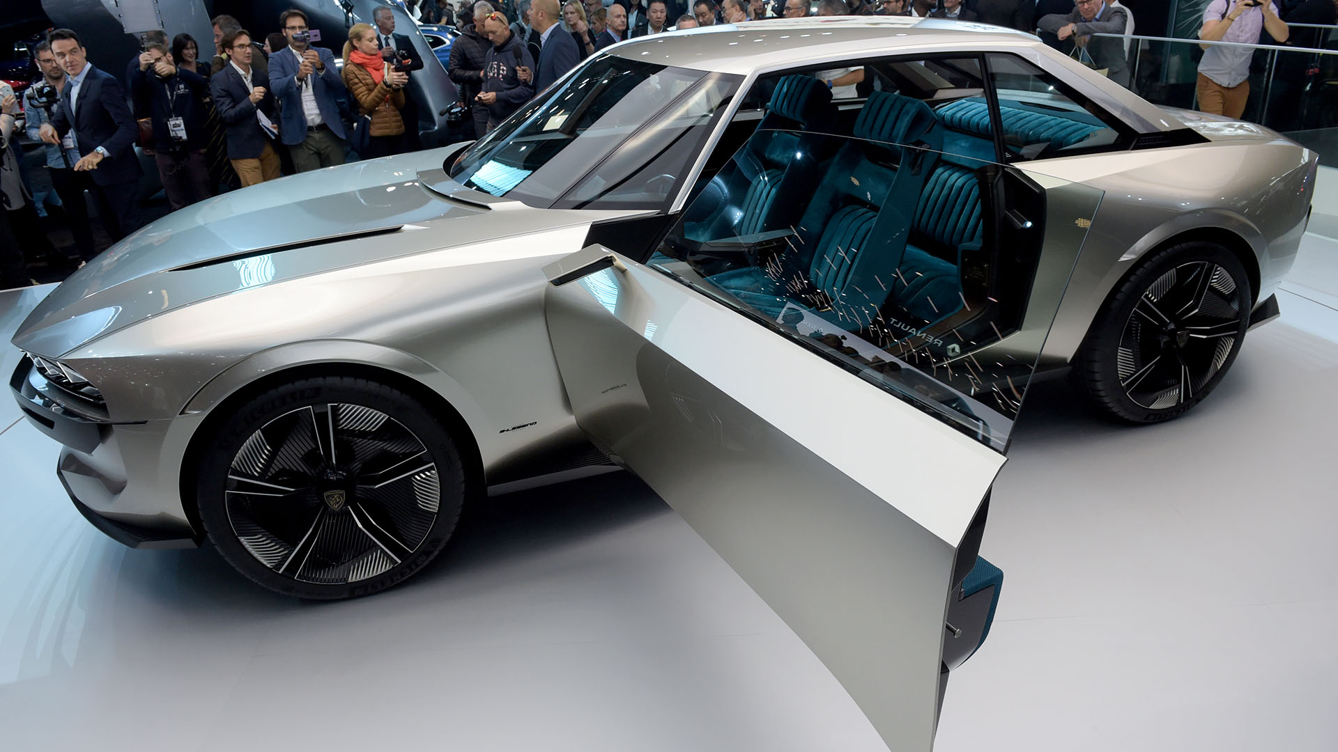 El Peugeot e-Legend Concept es un prototipo de propulsión eléctrica que tiene dos modos de conducción: autónomo o manual