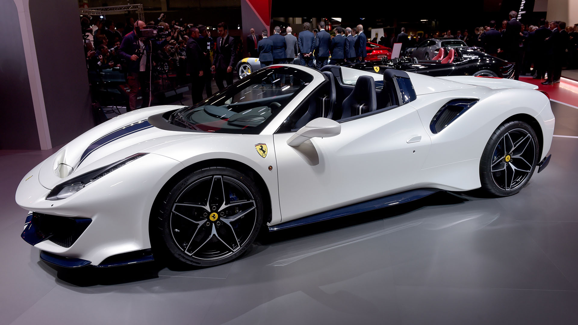 Ferrari 488 Pista Spider participa por primera vez en el Salón Internacional del Automóvil luego de haber sido develado en Pebble Beach (AFP)
