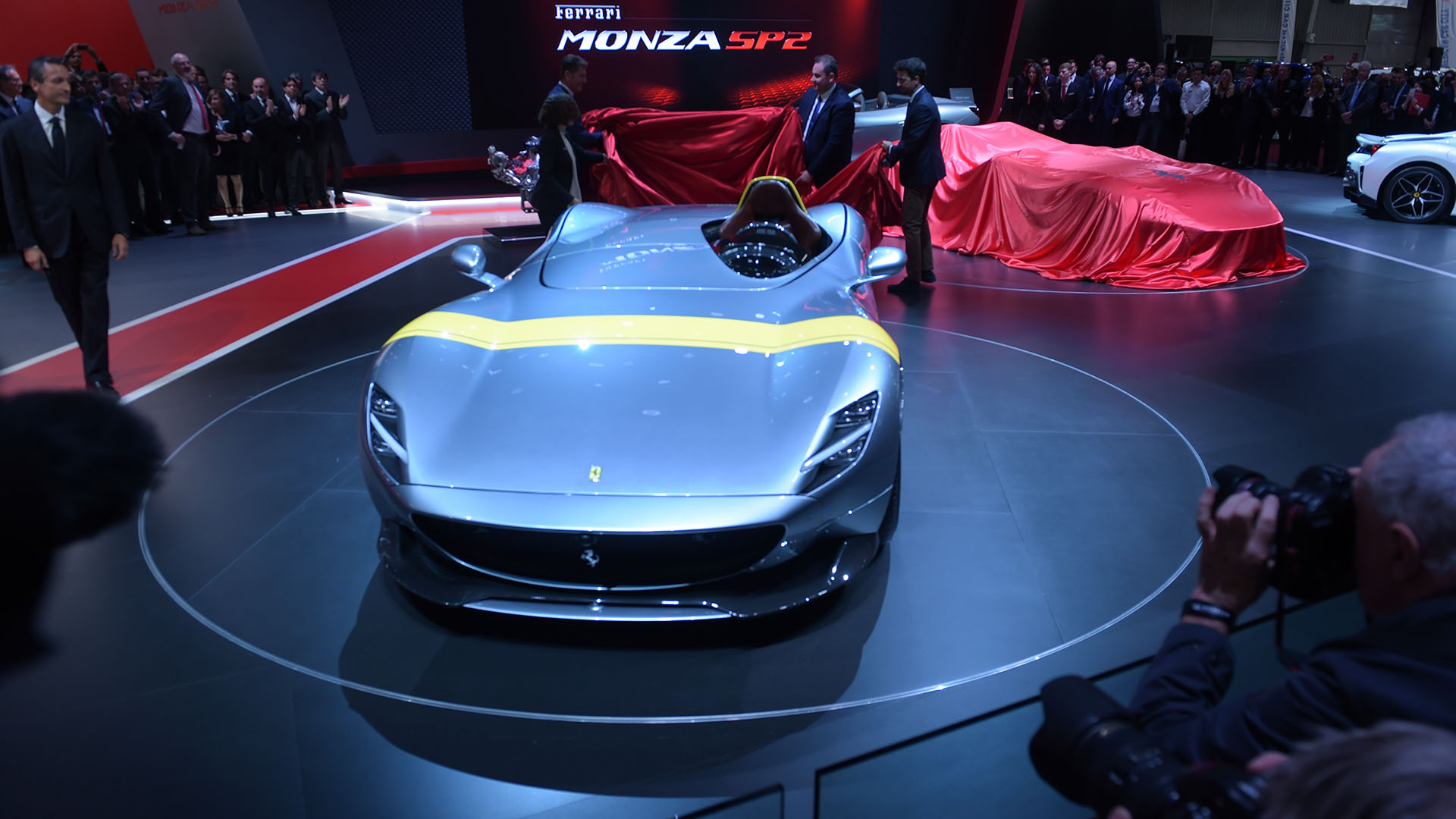 Ferrari Monza SP1, un intrépido deportivo monoplaza de calle, que será vendido a 499 clientes escogidos por la escudería (AFP)