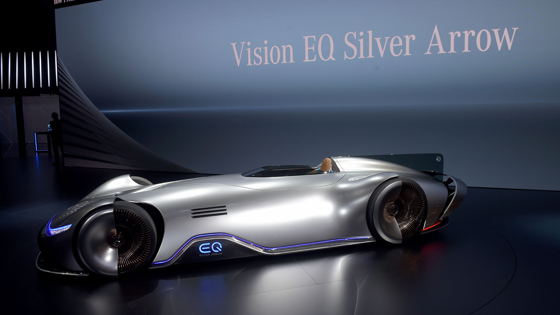 El Vision EQ Silver Arrow no tiene techos ni puertas, es una propuesta futurista que remite al pasado (AFP)