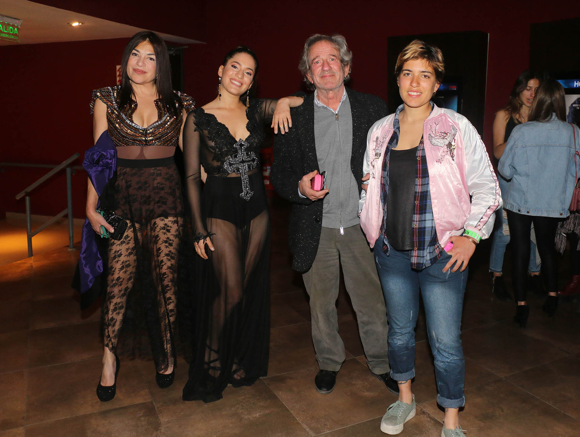 Agostina con sus papás, Claribel Medina y Pablo Alarcón, y su hermana, Antonella