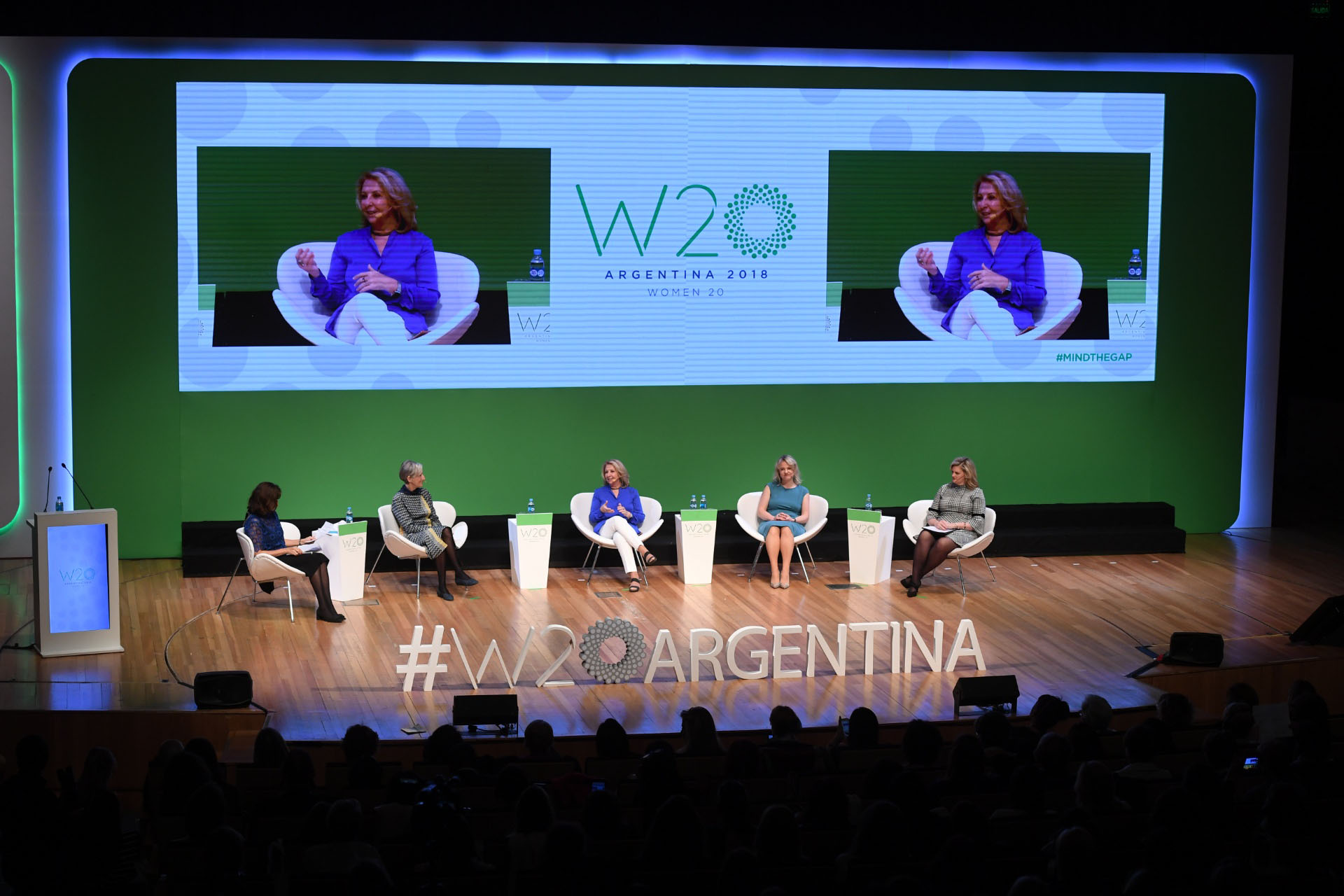 El panel “influenciadoras reales”, con Susana Balbo; Graciela Ramos, de la OECD; Svetlana Lukash, Sherpa rusa; Irmagard Griss, ex presidente de la Corte Suprema de Austria; y Michelle Bekkering, de la USAID