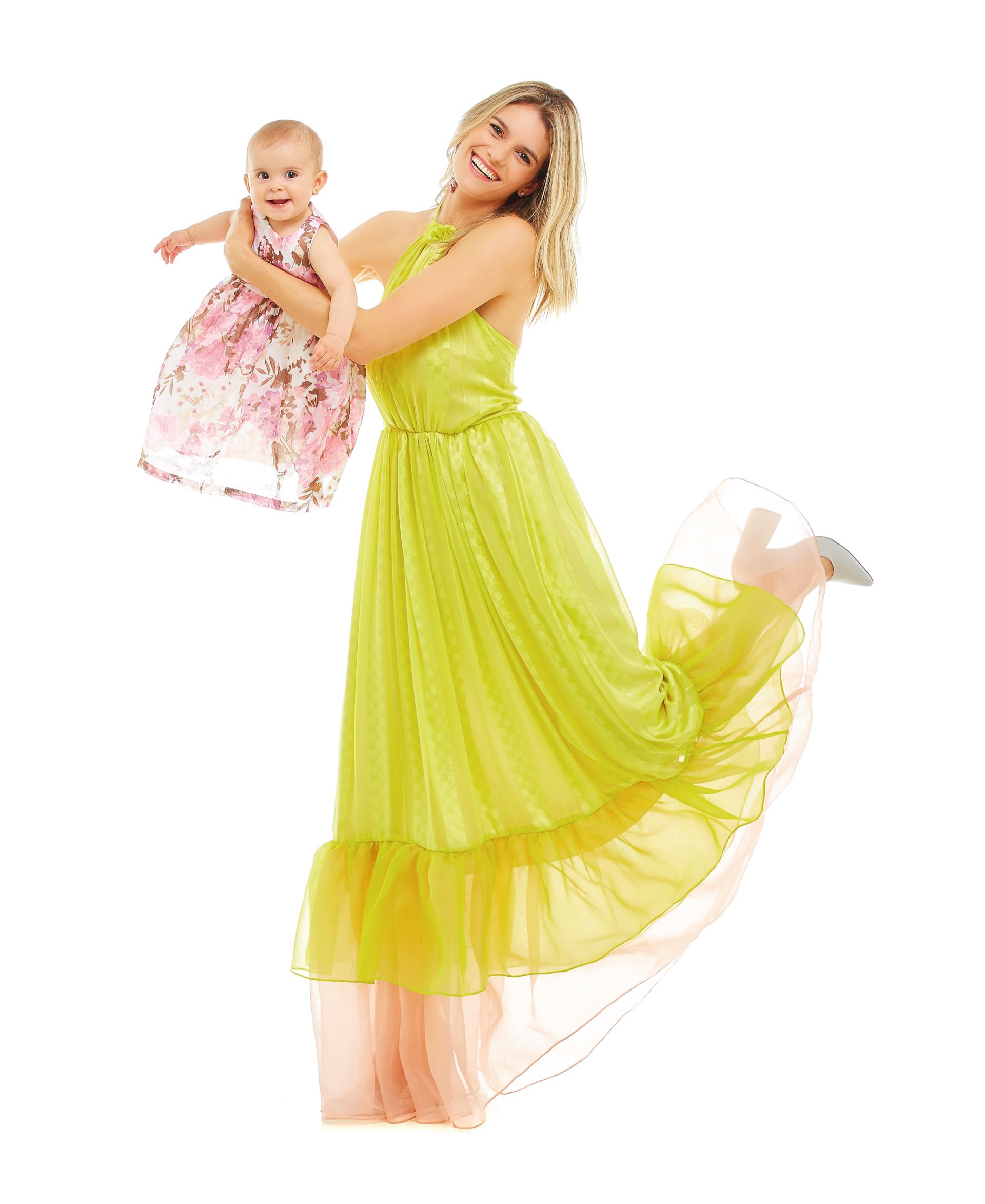Yésica: vestido de seda con escote halter (Fabián Zitta) y stilettos de cuero con taco cuadrado ($ 2.790, Viamo). Isa: vestido estampado de voile italiano ($ 1.176, Acquachiare). Nat: vestido de tul íntegramente bordado con hilos de colores (Javier Saiach). Debbie: vestidode broderie ($ 1.935, Grisino). Mona: mono de encaje ($ 1.650, Mimo & Co).