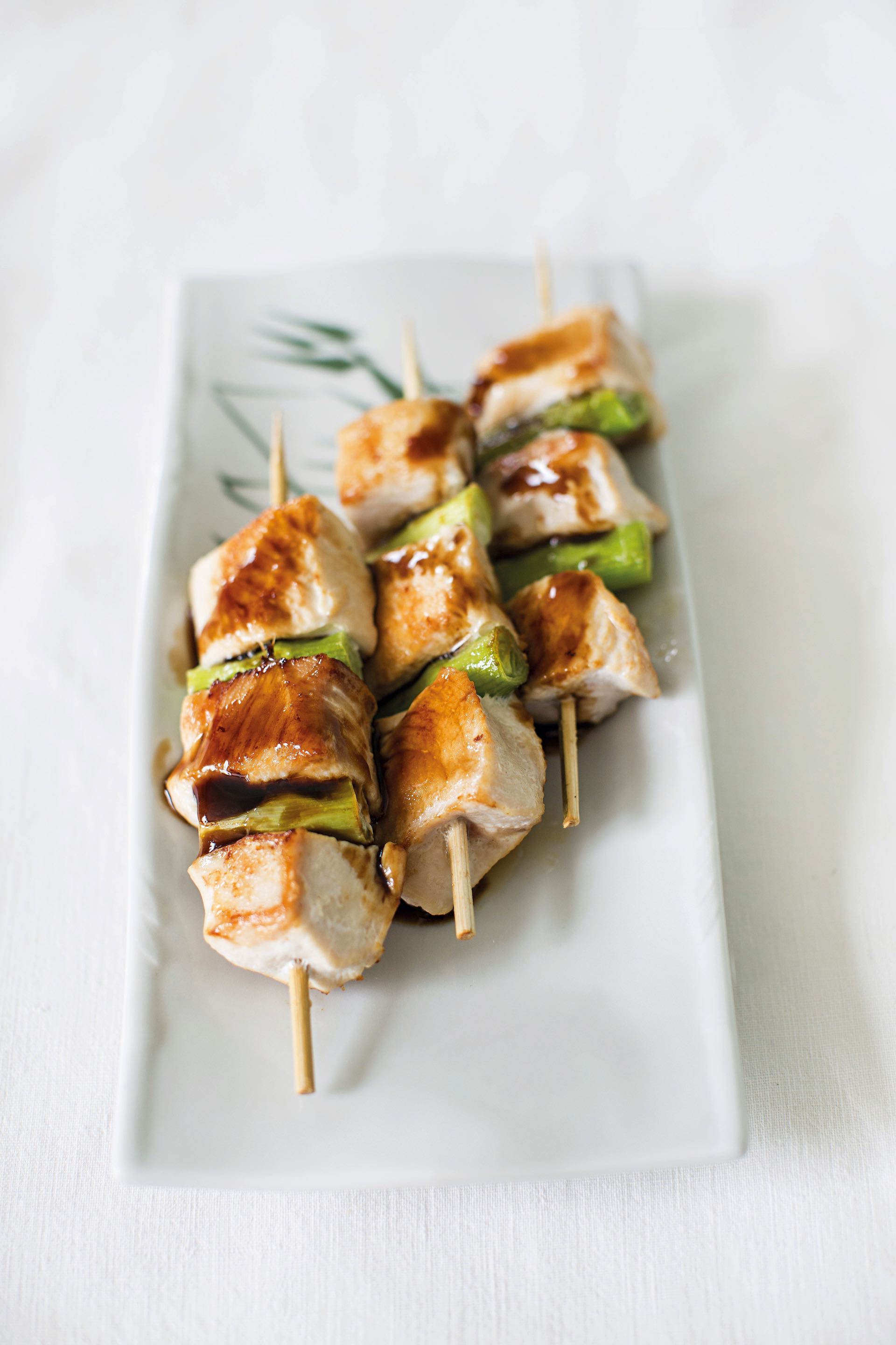 Yakitori. Este plato final se puede espolvorear con togarashi y acompañarse con arroz blanco.