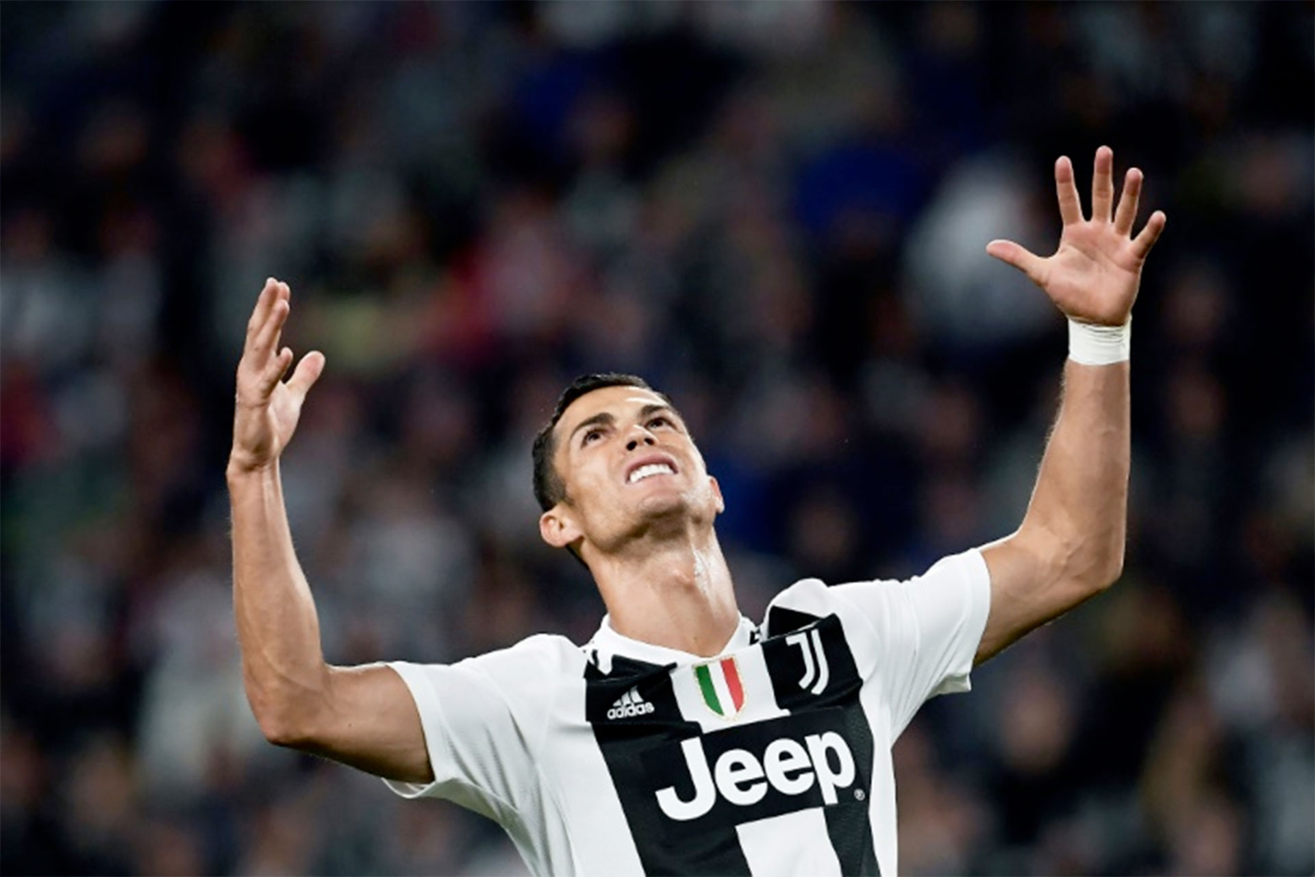 Cristiano Ronaldo gesticula durante el partido liguero entre la Juventus y el Bolonia disputado el 26 de septiembre último en Turín (Italia) (AFP/Archivos – Marco Bertorello)