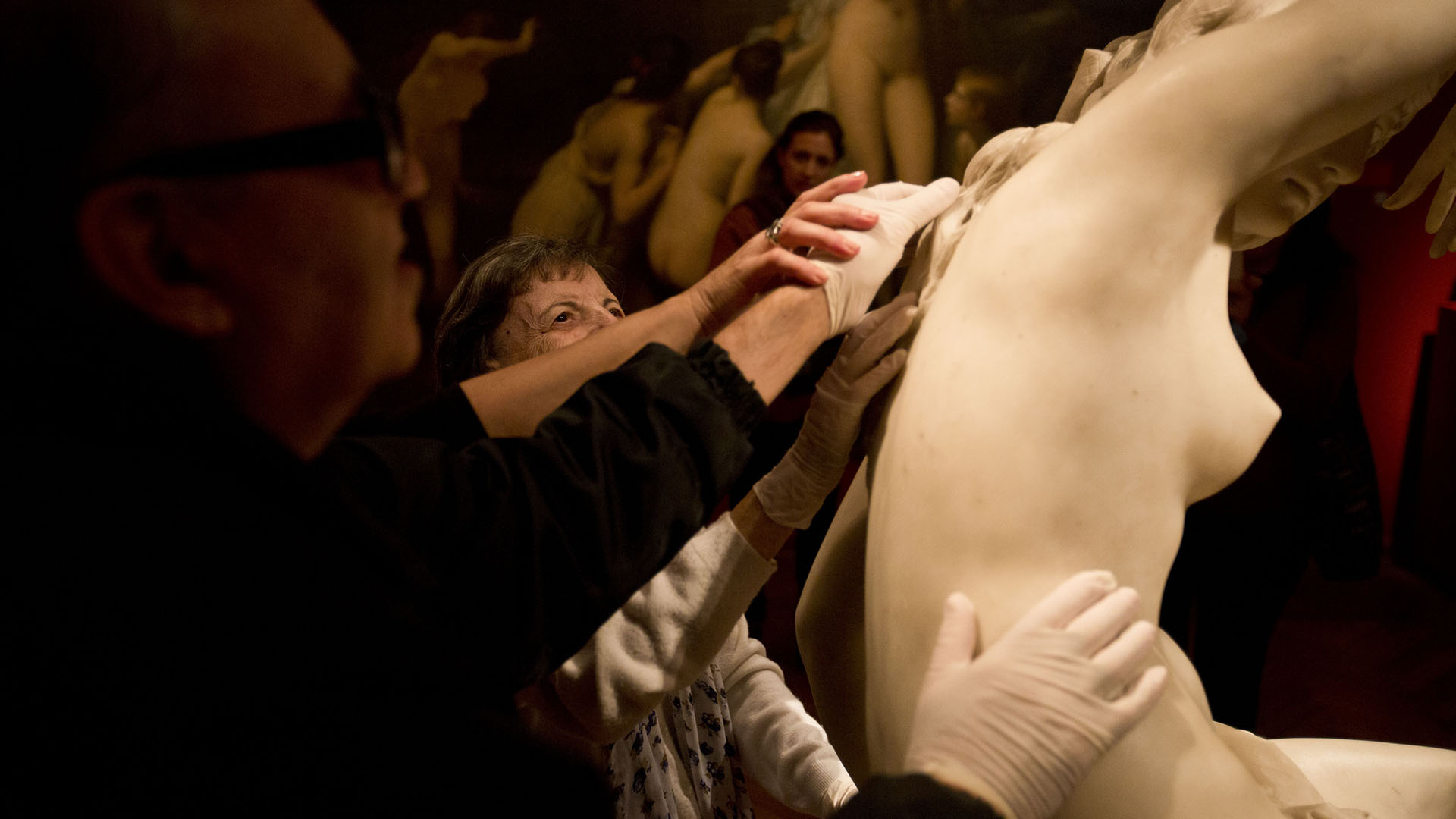Las fotos pertenecen al Museo Nacional de Bellas Artes y corresponden a algunas de las visitas para personas ciegas o con baja visión que se desarrollan en el Museo.