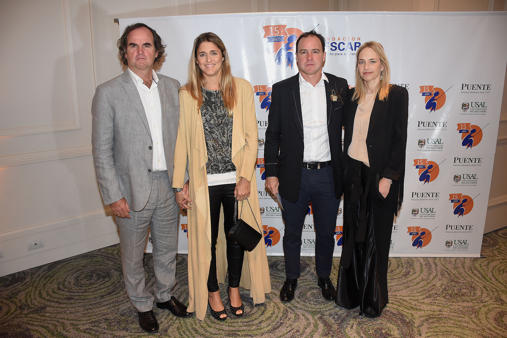 El polista Eduardo Heguy y su mujer Paz Manau, junto al polista Ignacio Heguy y su mujer Natasha Elliot