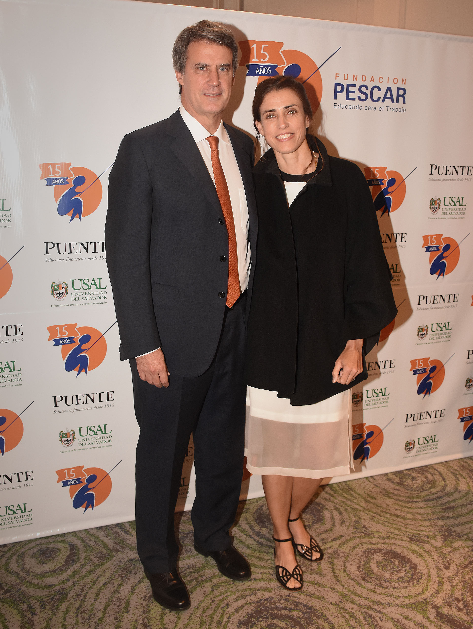 El ex ministro de Hacienda y Finanzas, Alfonso Prat-Gay, y su pareja Delfina Rodríguez, en la cena de recaudación de la Fundación Pescar