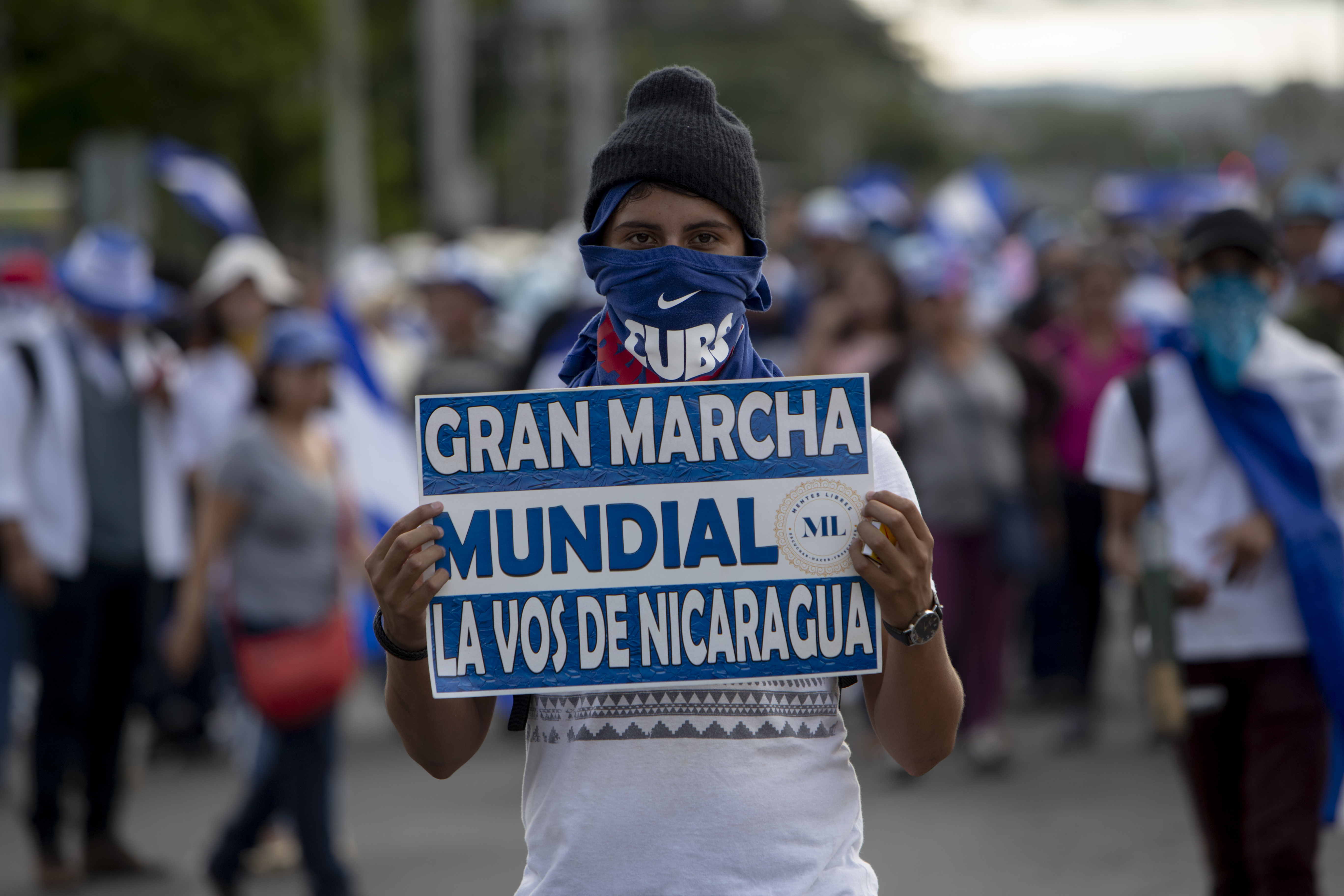 Un joven con un cartel participa de un plantón. (EFE/Jorge Torres)