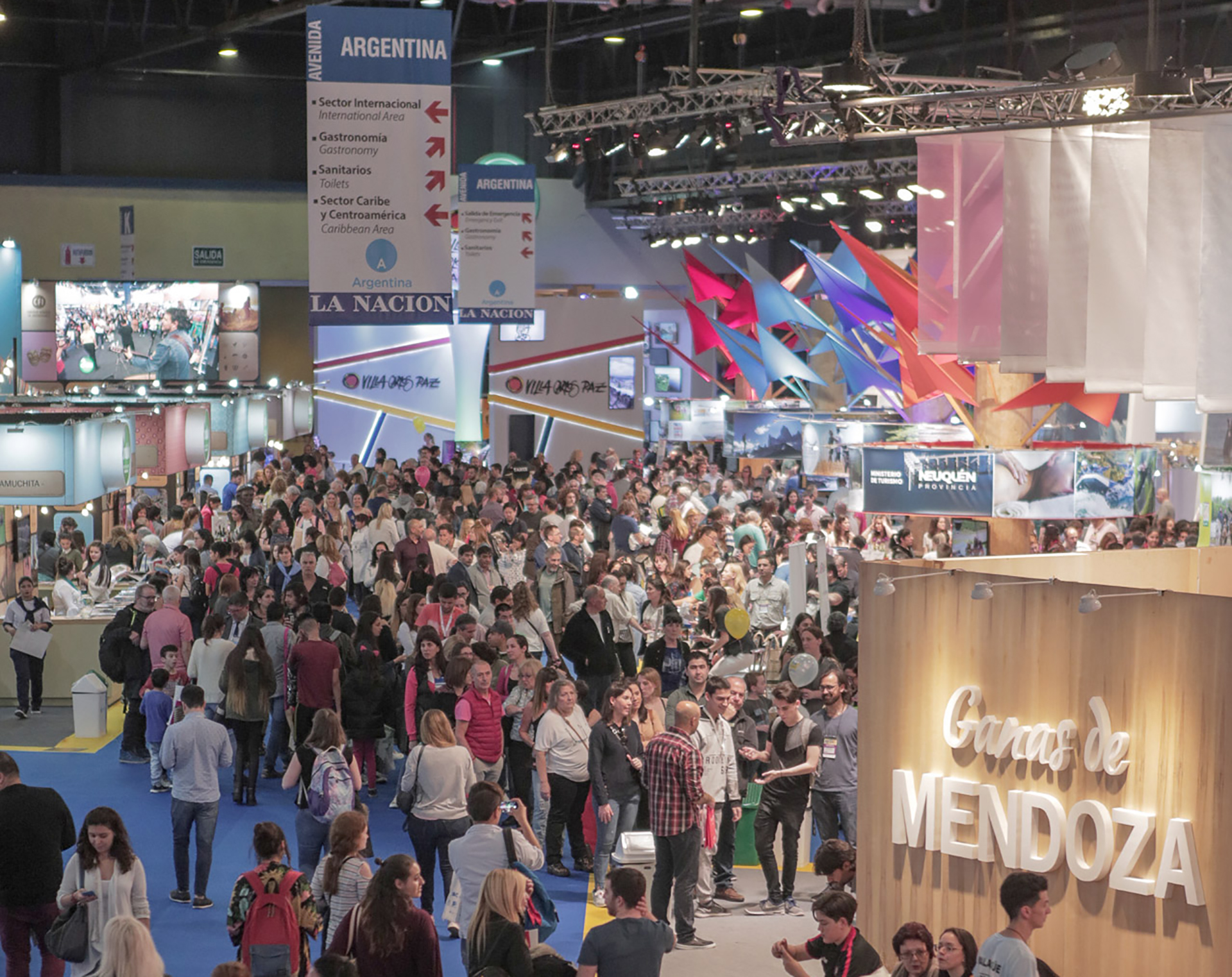 La Feria estuvo abierta al público general durante el fin de semana. Hubo desde shows musicales, carnaval, cocina en vivo, degustaciones de productos regionales y vinos, artesanías, juegos y una variedad de propuestas para deleitarse con las novedades y tendencias de los viajes en Argentina