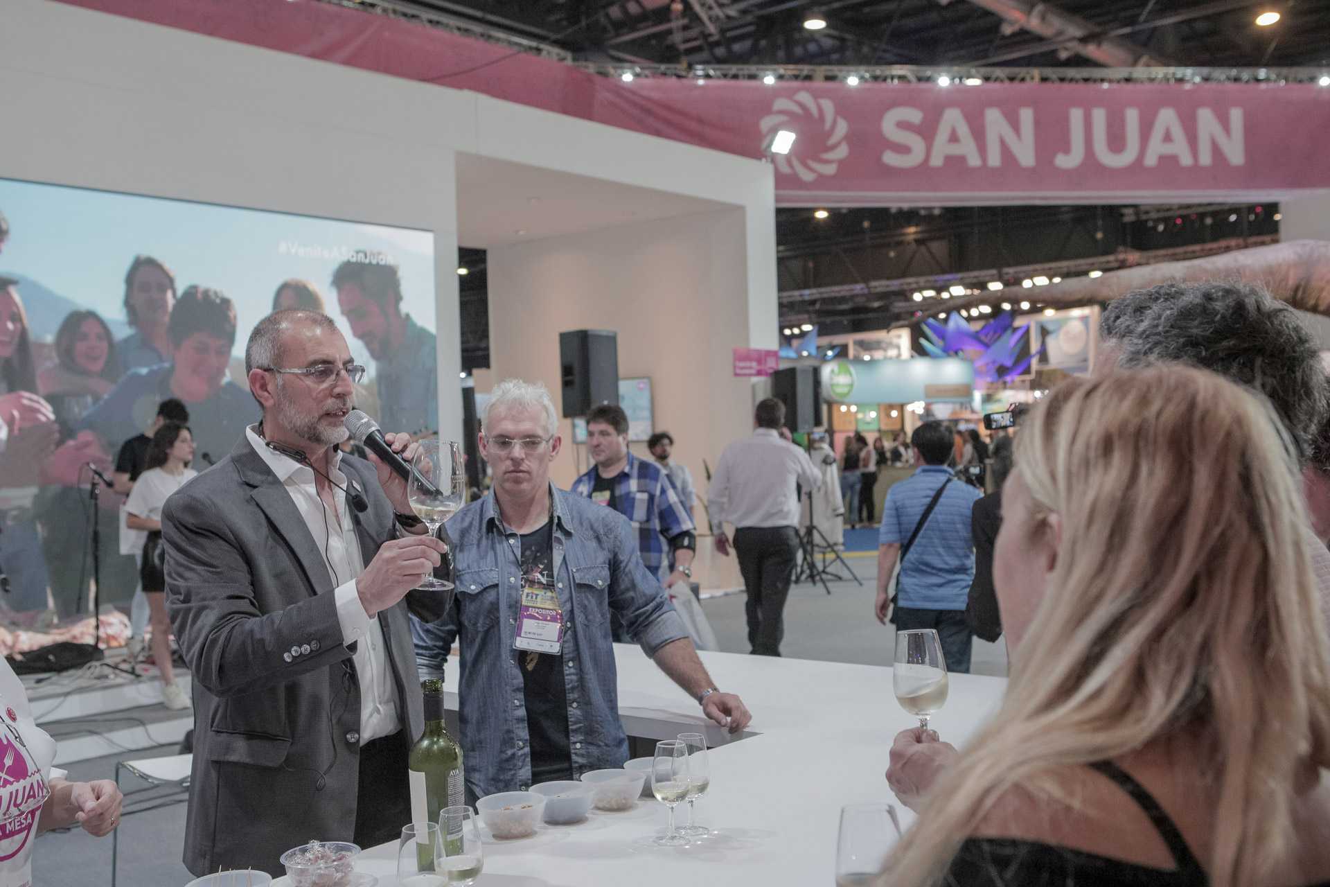 Las degustaciones de vinos cuyanos también estuvieron presentes en los stand de Mendoza, San Juan y La Rioja