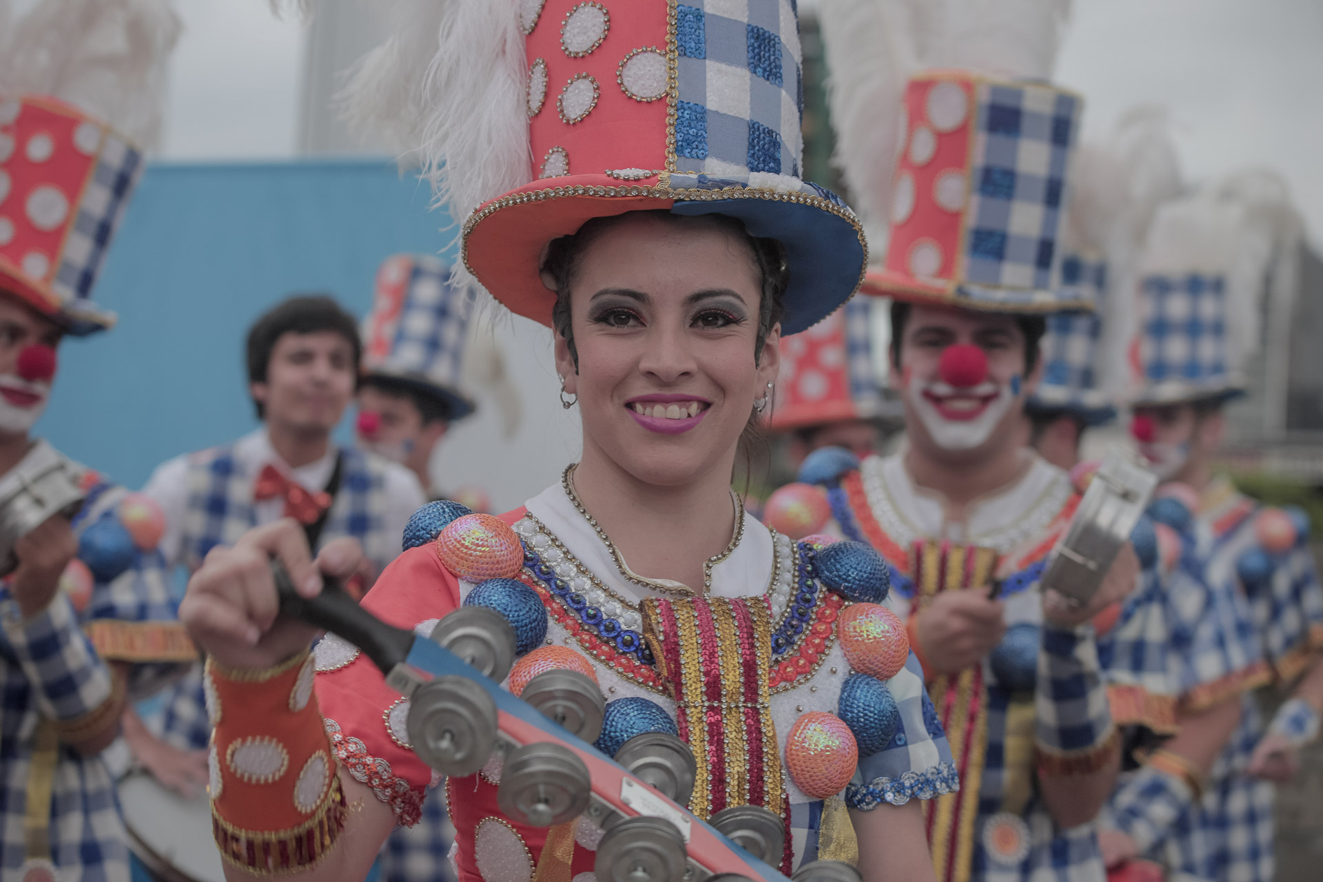 Las murgas y el candombe rioplatense también resonaron contagiando su espíritu festivo