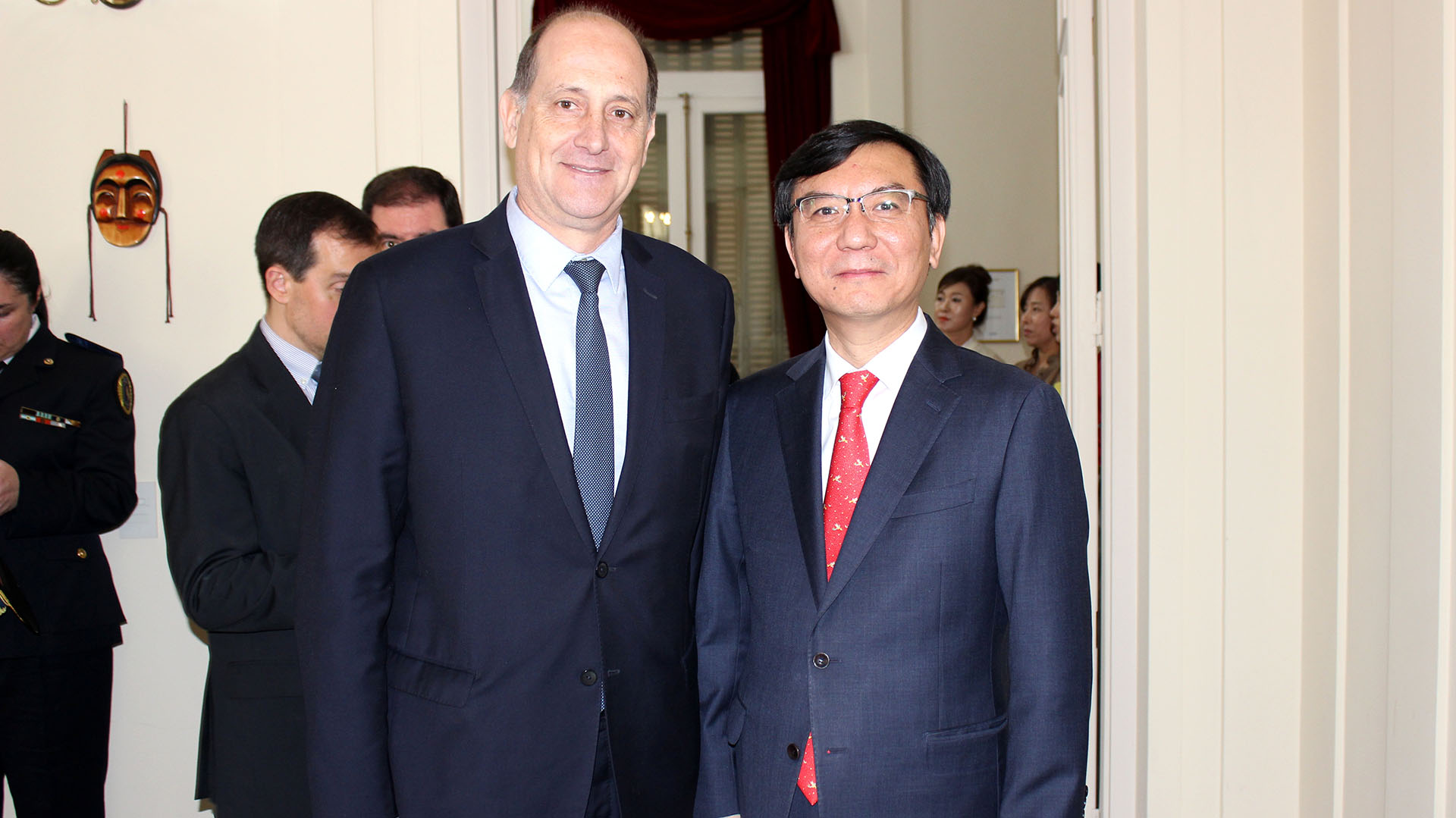 Lim Ki-mo junto al vicecanciller Raimondi (Foto: Embajada de Corea del Sur en Argentina)