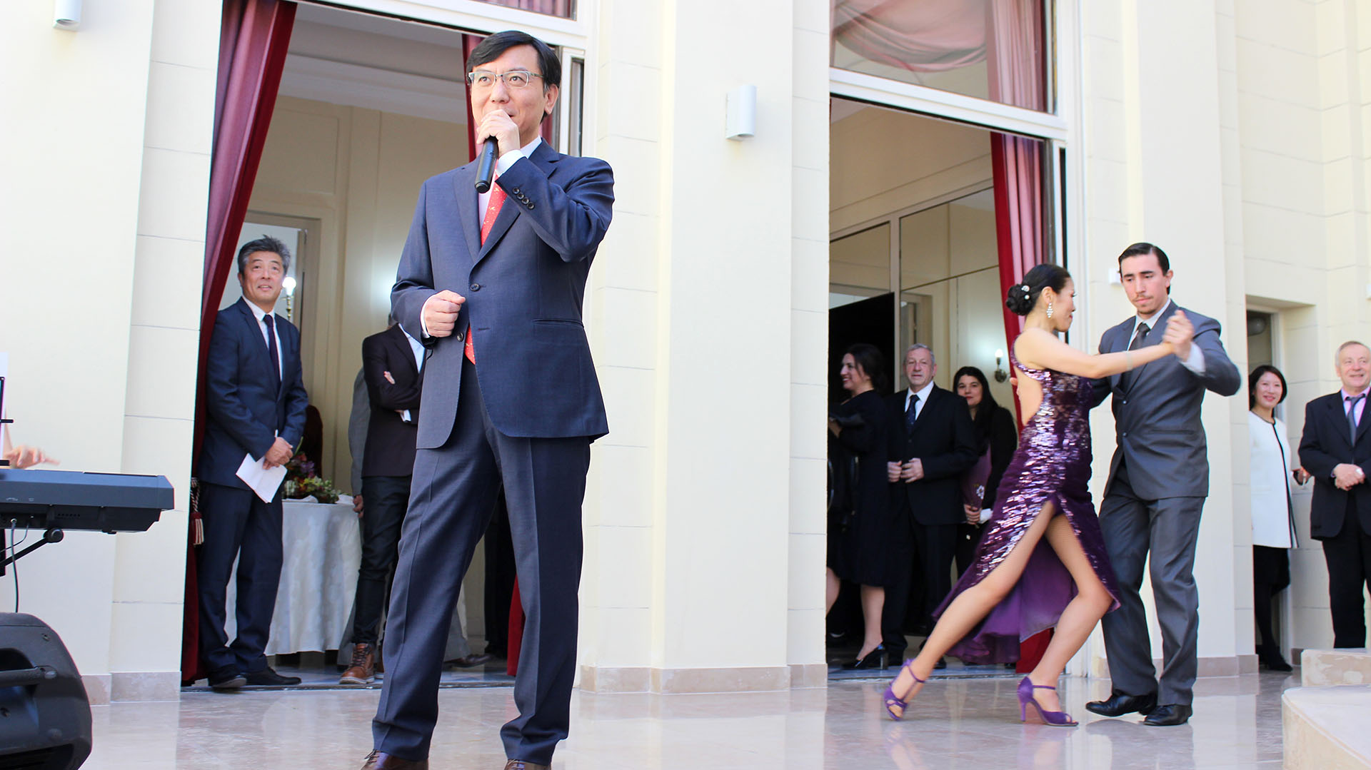 El embajador surcoreano Lim Ki-mo anfitrionó y cantó (Foto: Embajada de Corea del Sur en Argentina)