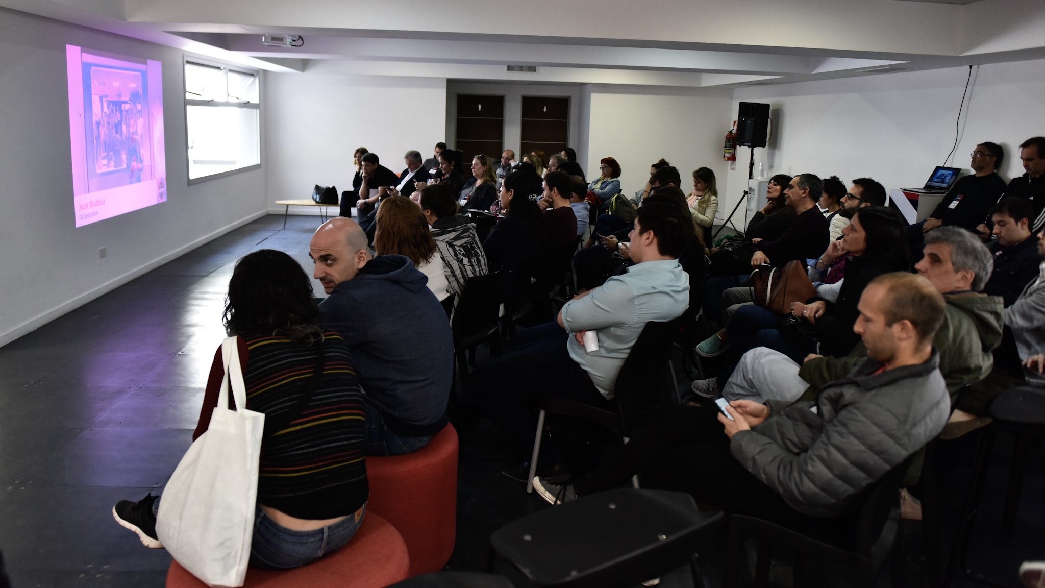 En las charlas se abordaron temas como realidad virtual y aumentada, Bitcoin, emprendedorismo, eCommerce, Internet de las Cosas , seguridad informática, animaciones web, entre otros