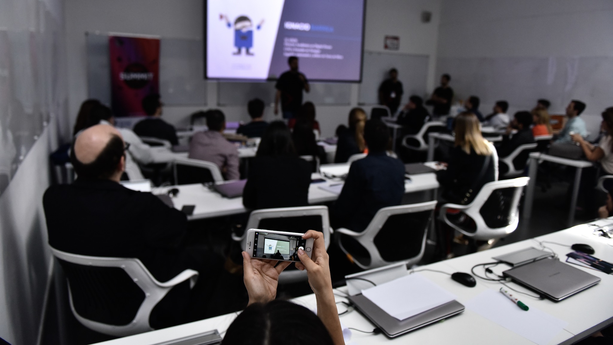 Todos los presentes llevaron sus computadoras portátiles para poder interactuar en las charlas