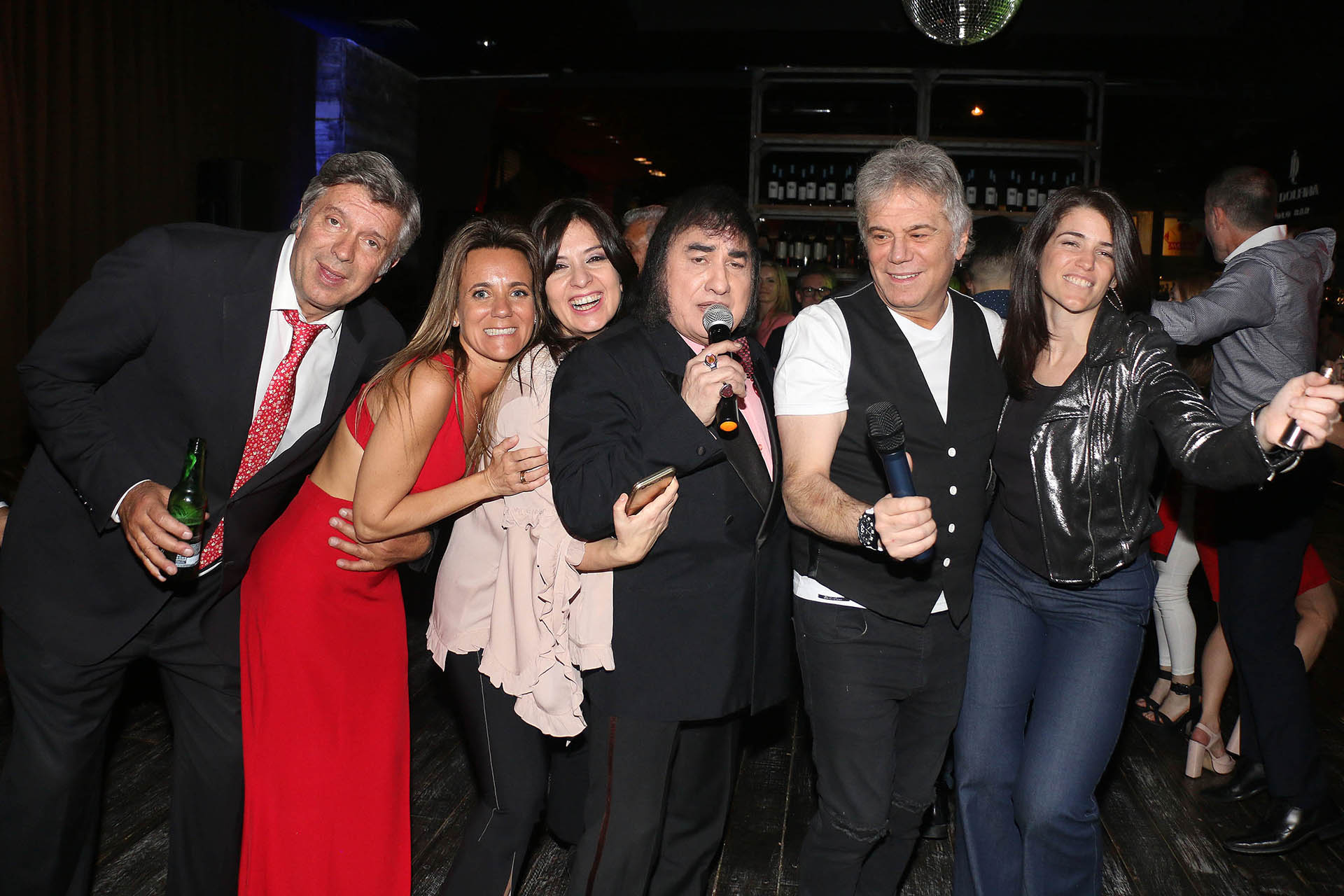 El imitador de Sandro hizo bailar a todos al ritmo de sus clásicos