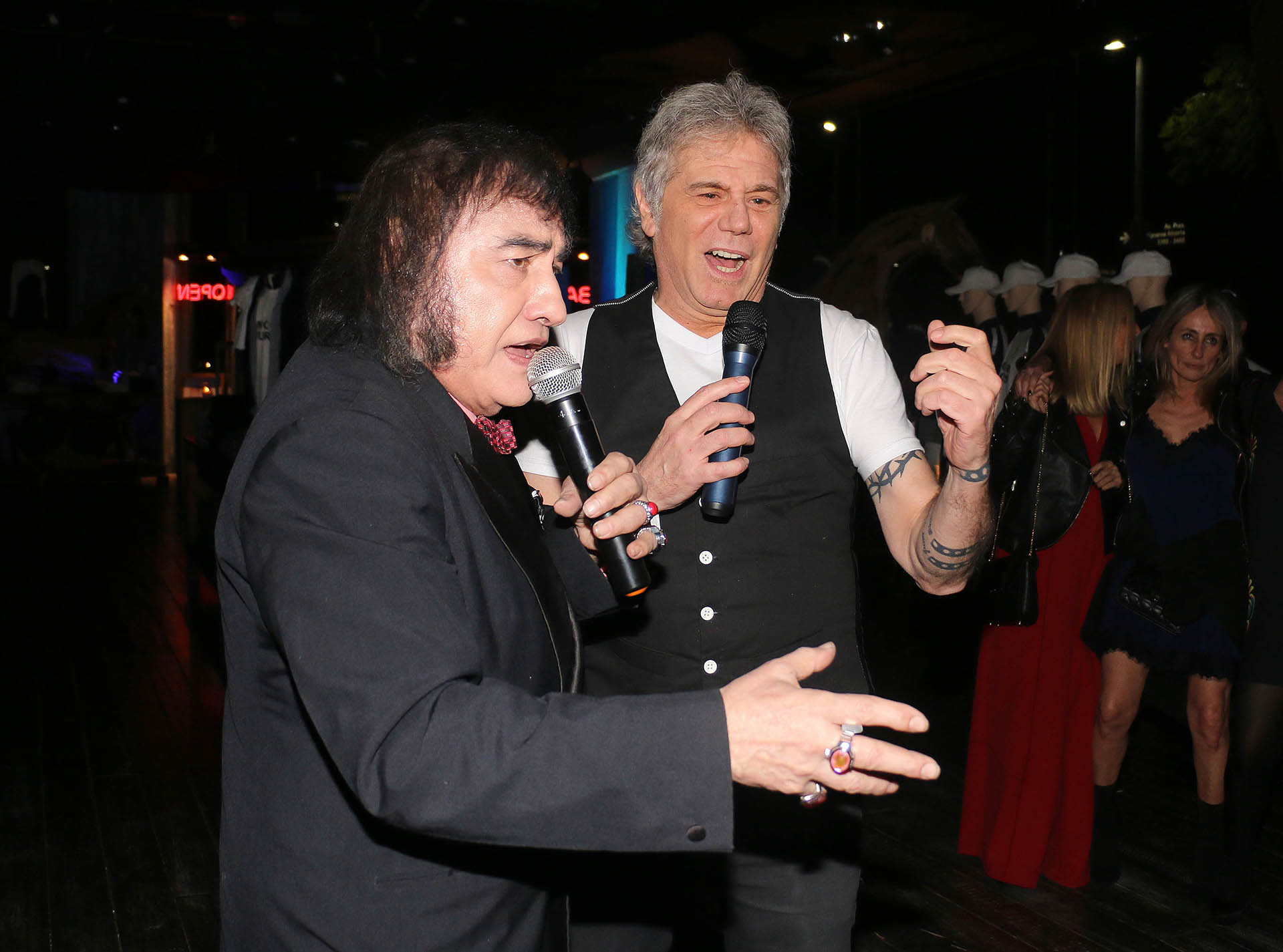 Sabiendo el fanatismo de Gallego por Sandro, Beto Casella le regaló un show de Juan Carlos Andrizzi, el imitador del “Gitano”