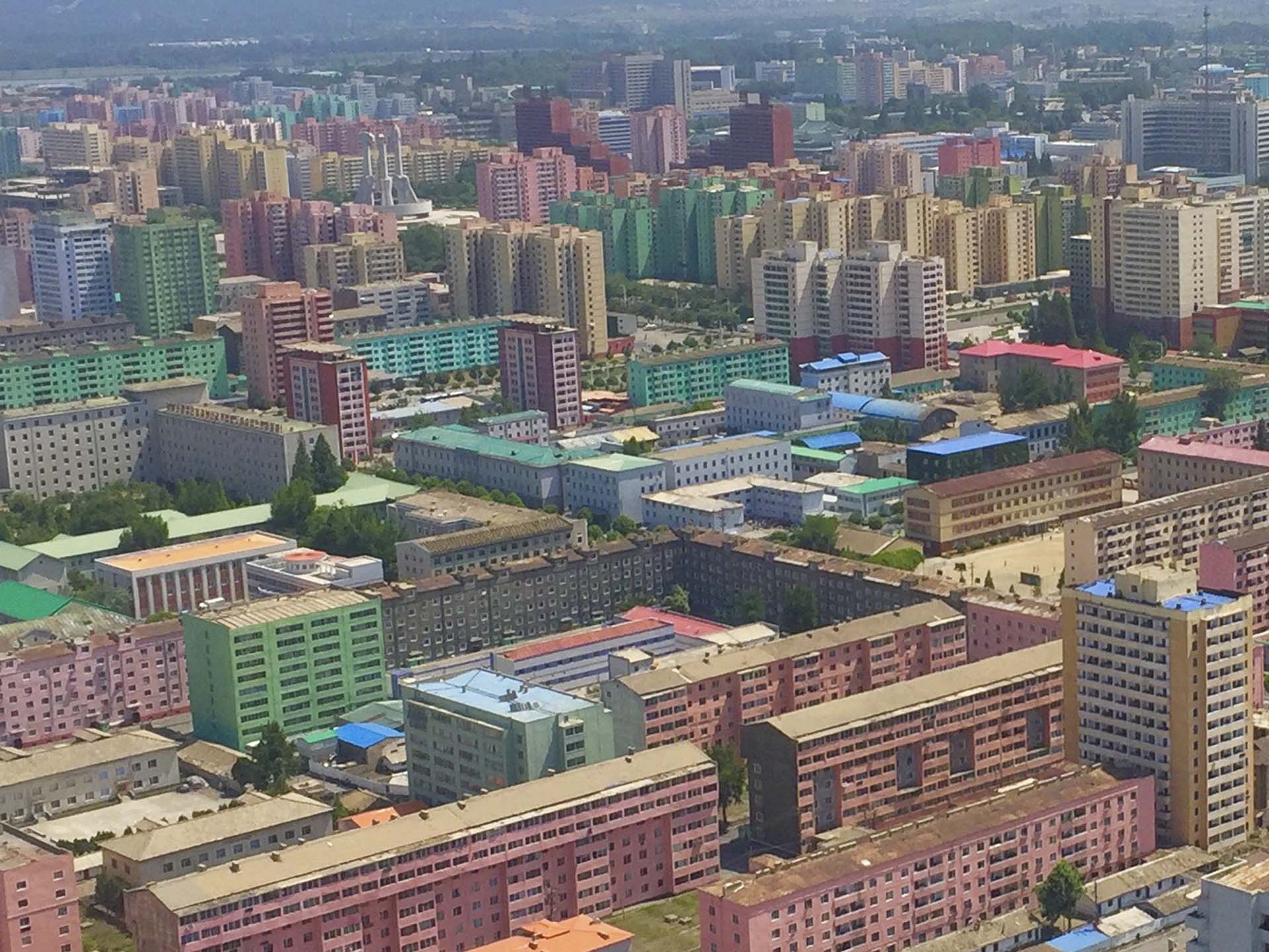 Hace seis décadas, Kim Il Sung, fundador de Corea del Norte y abuelo del líder actual, rediseñó el país mediante una distribución geográfica de los ciudadanos de acuerdo con su lealtad: a principios de los años sesenta, unos setenta mil norcoreanos «hostiles» habían sido forzados a mudarse a las regiones montañosas del norte del país mientras que en Pyongyang, la ciudad de colores inverosímiles, ya residían únicamente las familias más leales al régimen