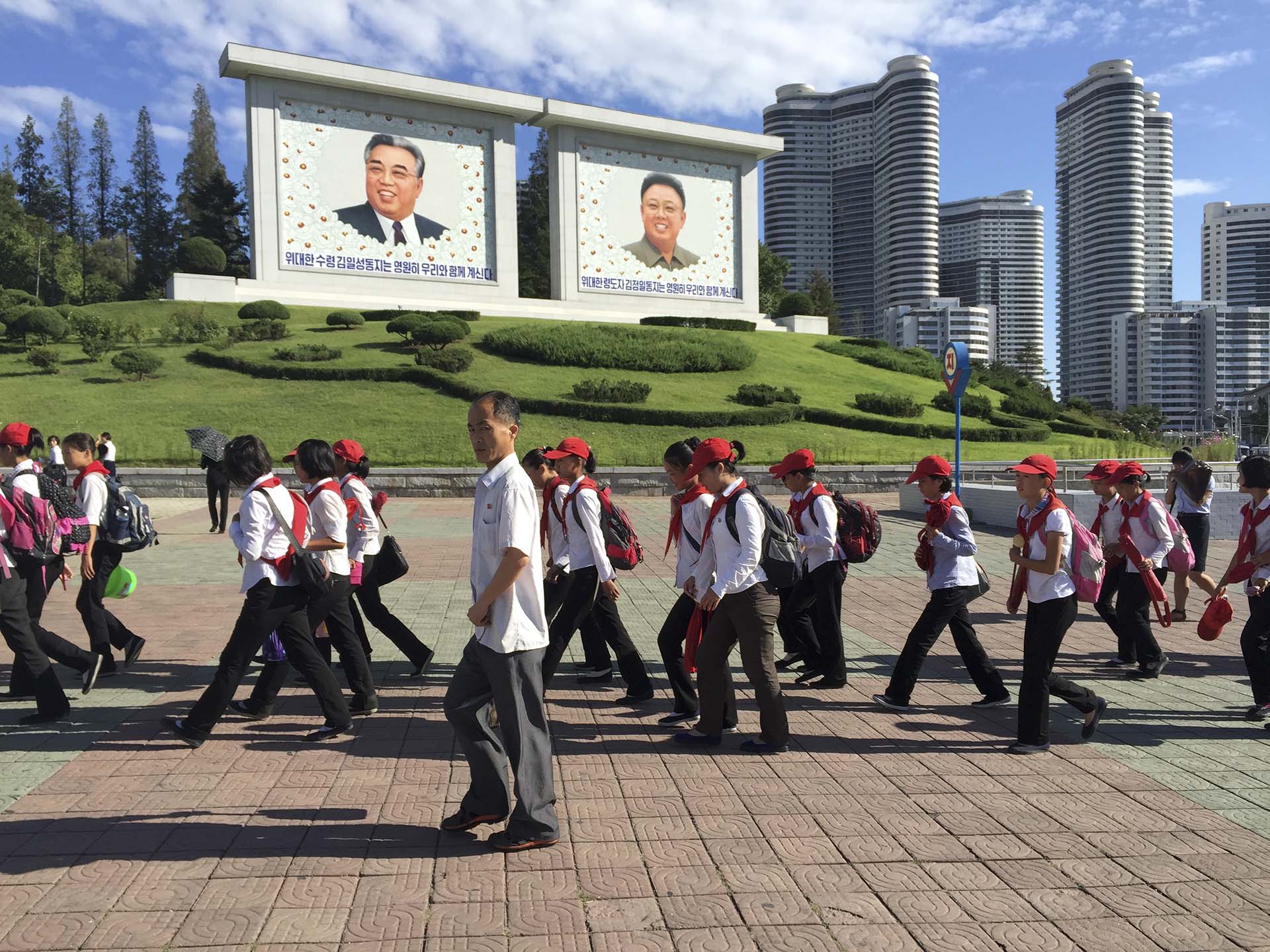“La imagen del líder debe estar siempre en el centro del espacio arquitectónico”, sentenció Kim Jong Il en su tratado Sobre la arquitectura, “porque al ser visible en todo momento y desde cualquier lugar, los ciudadanos nunca olvidarán que son felices en el abrazo del líder”. Kim Jong Il asumió el poder en el “reino ermitaño” en 1994, luego de la muerte de su padre, Kim Il Sung, fundador y líder del país desde 1948. Lo hizo al mismo tiempo que Corea del Norte inauguraba su época más dramática, atravesada por una hambruna masiva que provocaría, hacia finales de la década del noventa, la muerte de casi un millón de norcoreanos