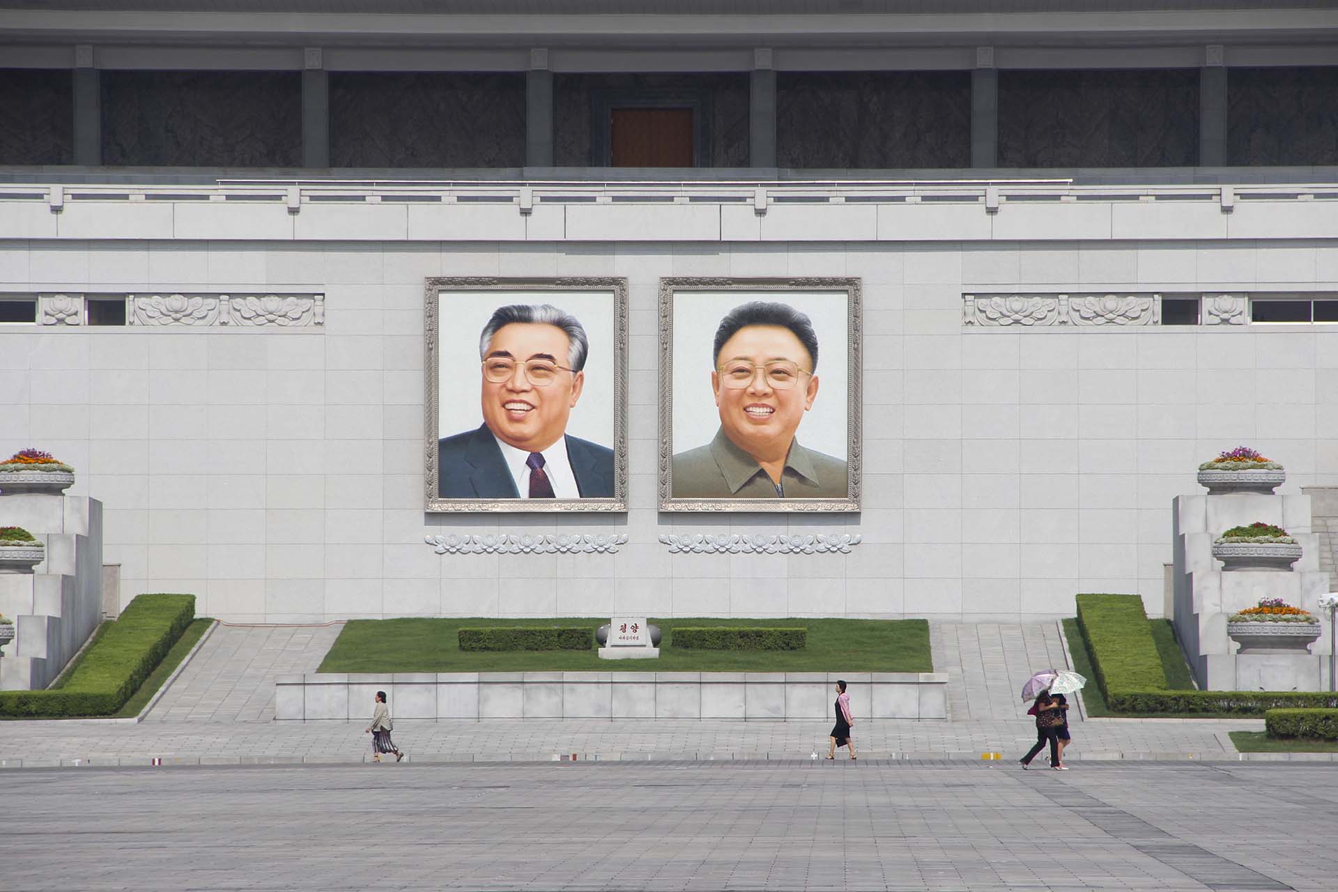 Los retratos de Kim Il Sung (izq.) y Kim Jong Il (der.) dominan la plaza central de Pyongyang. Cuando llegué por primera vez a la ciudad, era el año 104. La noche anterior, al salir de Pekín, el almanaque chino decía “2015”, pero esa convención no tenía valor al otro lado de la frontera. Allí marcaba el paso de los días el calendario Juche, una creación plenamente norcoreana que fija el inicio de los tiempos en 1912, el año en que nació Kim Il Sung, “Presidente Eterno” de Corea del Norte aun después de su muerte