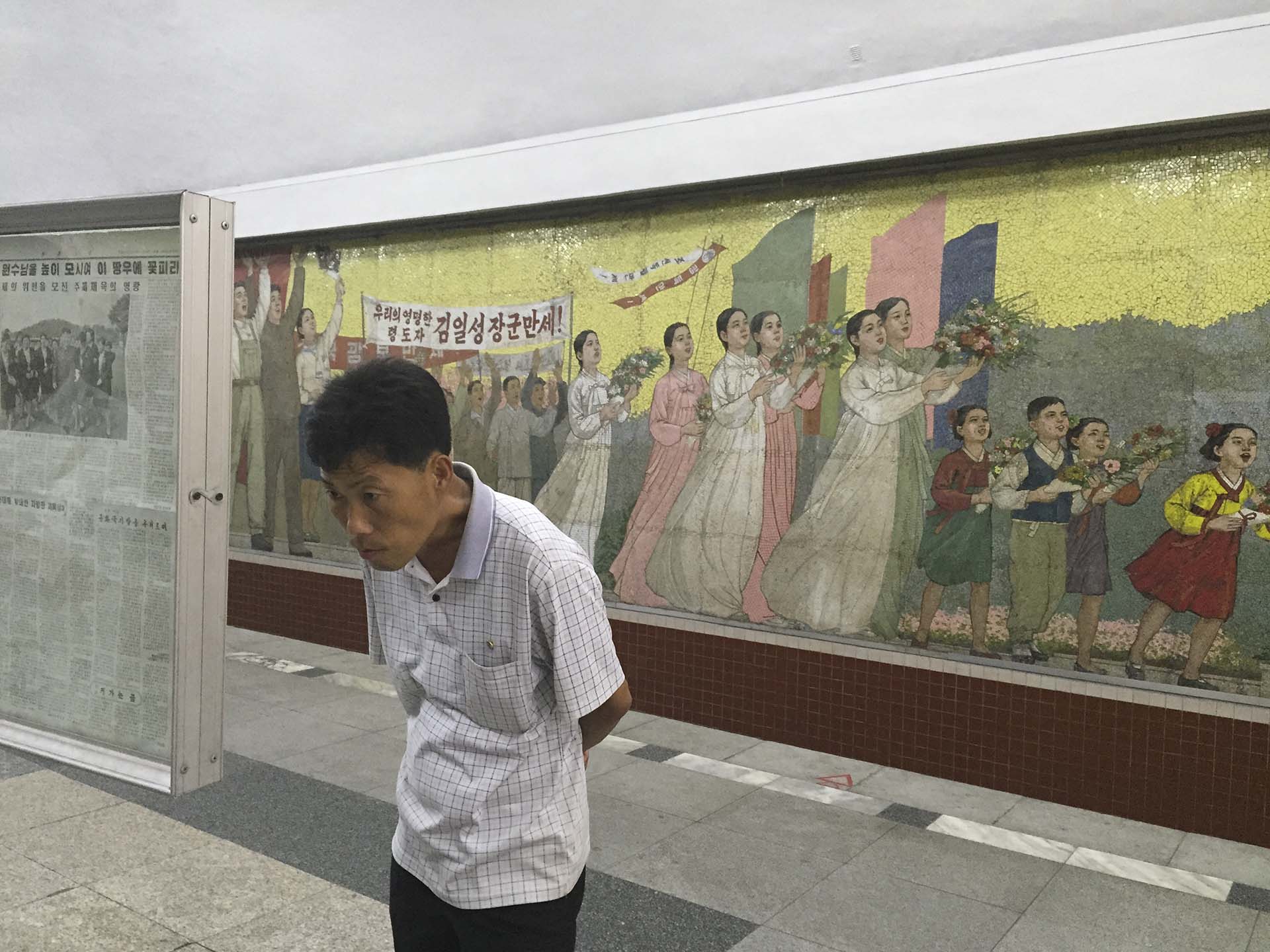 El subterráneo de Pyongyang, construido con ayuda soviética, fue proyectado con una dosis combinada de fervor comunista y de exuberancia decorativa, y de modo que inspirasen a la clase obrera, las estaciones recibieron nombres bravíos, que no remiten a la geografía de la ciudad, sino a una entidad más relevante, la patria. En la estación Kaeson (Triunfo) de la línea 1 del subterráneo de Pyongyang, que celebra la independencia coreana de Japón en 1945, el mural reza: “Viva nuestro extraordinariamente inteligente General Kim Il Sung”