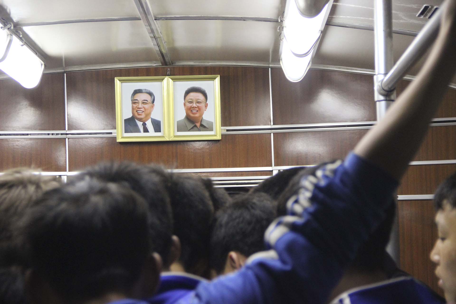 Durante más de veinte años, el subterráneo fue prácticamente un secreto de Estado para cualquier visitante del exterior. Hubo que esperar a septiembre de 2015 para que el gobierno de Kim Jong Un autorizara el acceso de los extranjeros a toda la red. Yo estaba en ese grupo inaugural; la apertura total del subterráneo secreto era la razón por la que había elegido ese momento y no otro para viajar a Pyongyang