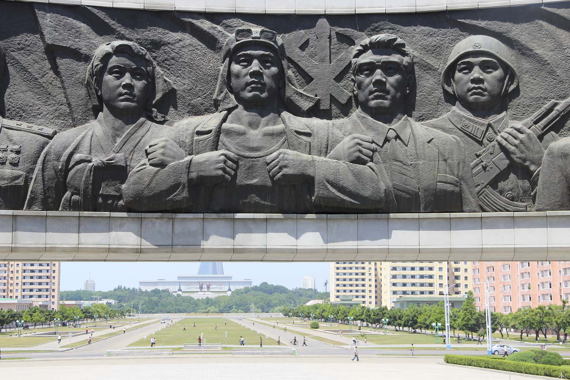 El monumento al Partido de los Trabajadores de Corea representa los tres pilares del país: campesinos, militares e intelectuales. Envueltos en la bandera rojo sangre del Partido yacen en el Palacio del Sol de Kumsusan, el mausoleo de Pyongyang, los cuerpos embalsamados de Kim Il Sung y Kim Jong Il, exhibidos a los visitantes en sus impolutos sarcófagos de vidrio. Allí, las fotos están prohibidas: los extranjeros que viajamos al país podemos ver más de lo que esperamos, pero no siempre podemos documentarlo