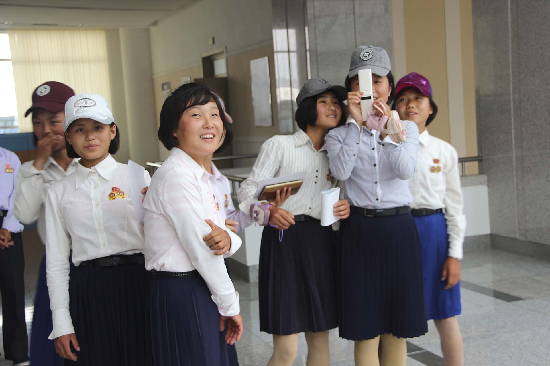 Los teléfonos celulares llegaron a Corea del Norte hace diez años aunque la modernidad que llevaron al país es relativa. Sirven para hacer llamadas locales y nacionales, para que los adultos intercambien mensajes de texto, para que los niños se entretengan con videojuegos de diseño nacional, y para nada más: no tienen acceso al mundo exterior ni se conectan a Internet, un servicio que está disponible exclusivamente para los altos funcionarios del gobierno de Kim y el puñado de extranjeros que trabajan en el país