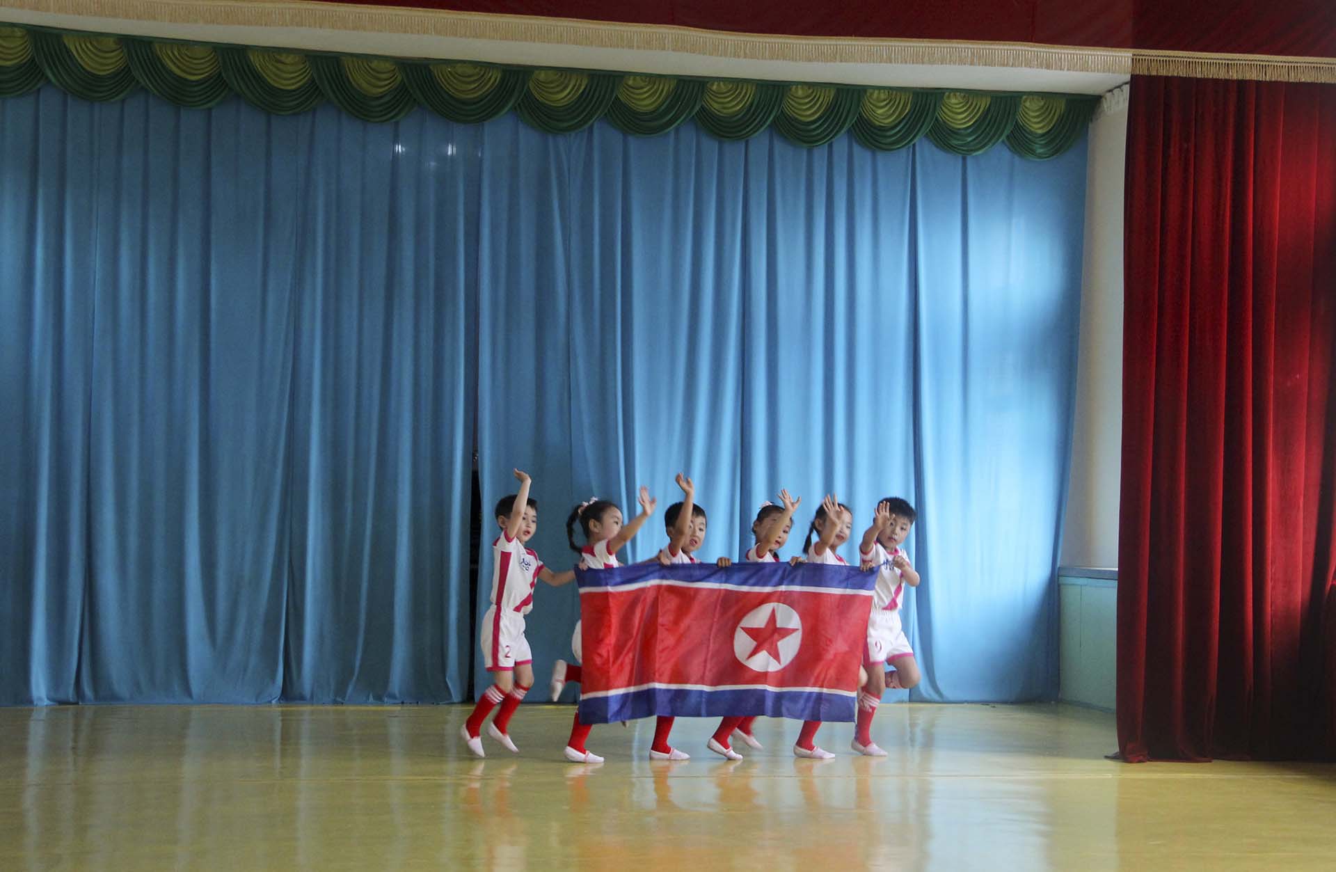 La educación musical de los niños en el “reino ermitaño” se parece demasiado al entrenamiento militar: es obligatoria, rigurosa, con ensayos metódicos y exhibiciones programadas. Ya desde el jardín de infantes, los pequeños norcoreanos toman clases especiales en las salas de estudio de la vida del “Gran Líder” Kim Il Sung. Ahí es donde aprenden a recitar canciones de alabanza y a memorizar detalles de esa vida ilustre